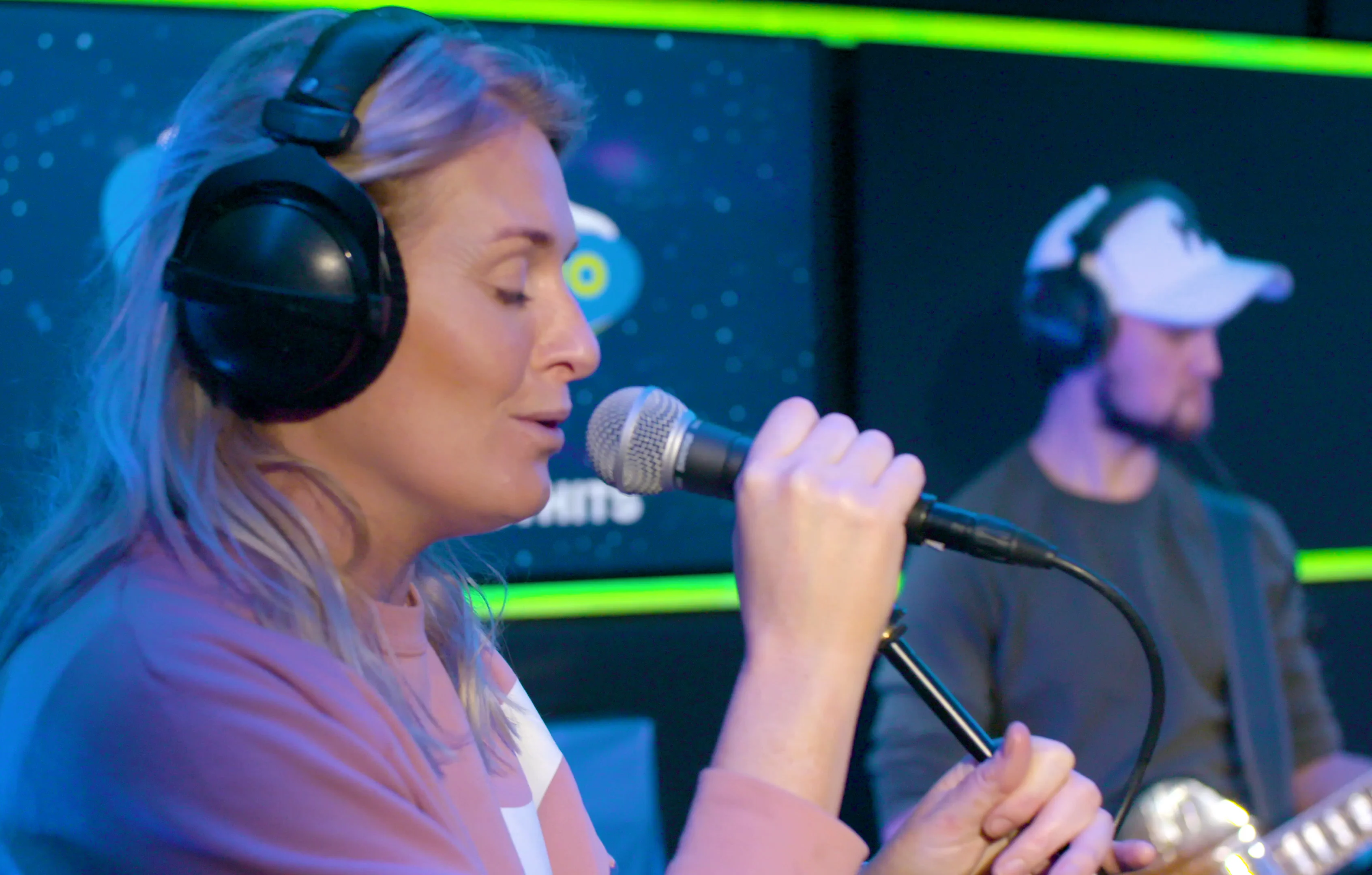 Miss Montreal primeurt nieuwe kerstsingle 'Angels In The Sky' live in de Sky-studio