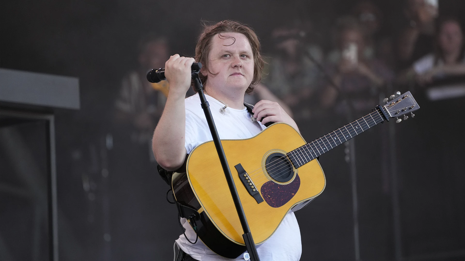 Lewis Capaldi keert na anderhalf jaar terug met nieuw nummer