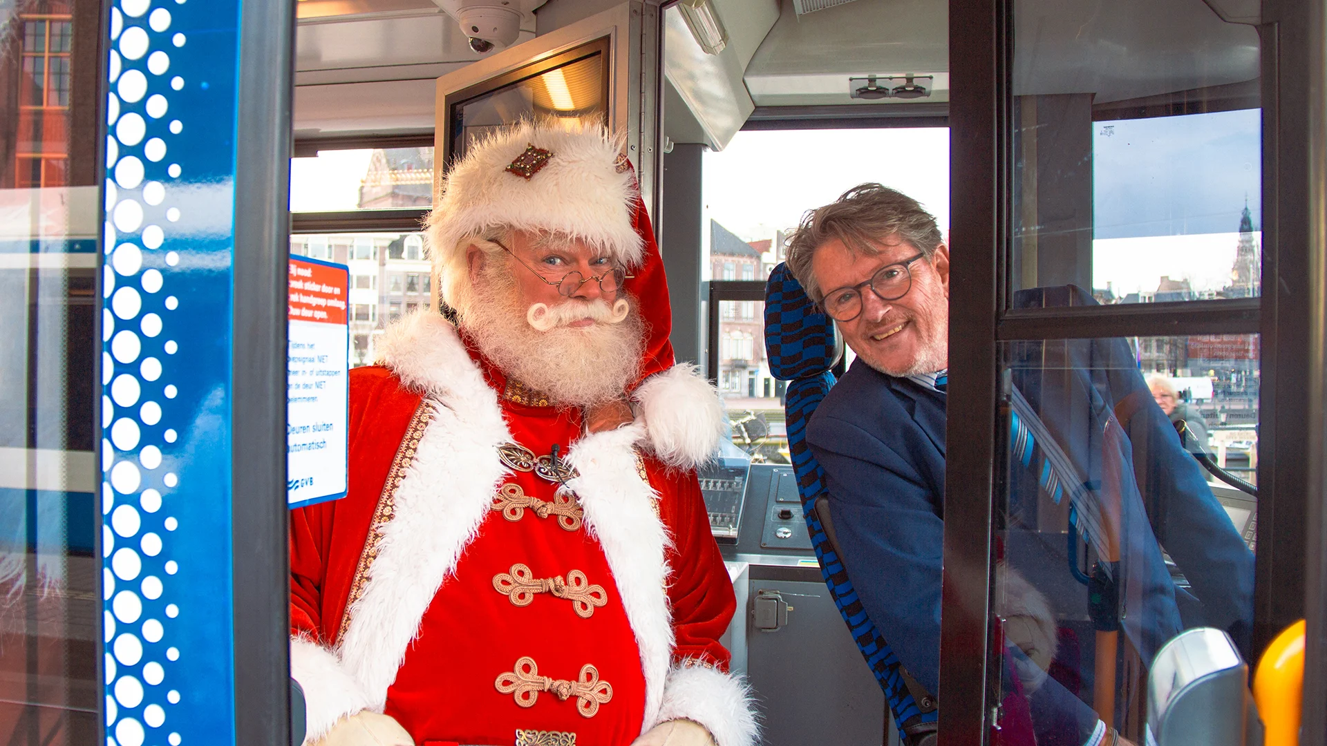 De Sky Kerstman stapt in bij Erik de Zwart in de Sky Radio Kersttram!