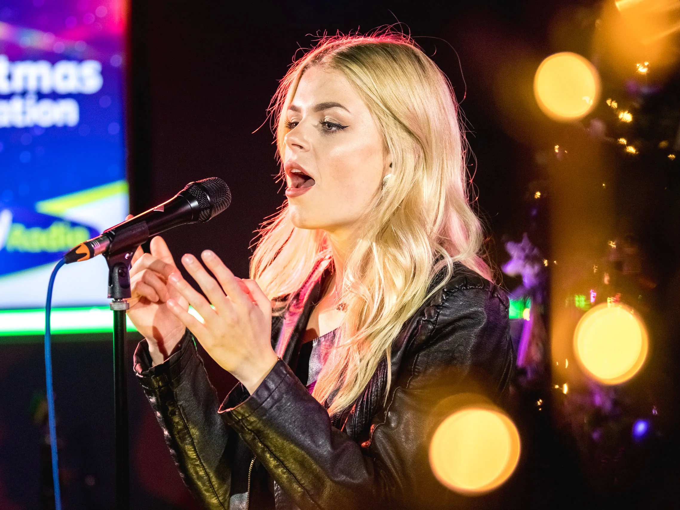 Davina Michelle doet fantastische versie van 'Hallelujah'