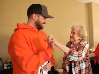 88-jarige Justin Timberlake-fan ontmoet haar grote idool en het is te lief