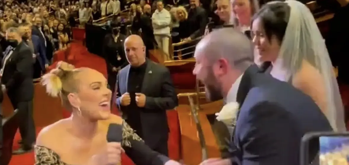 Adele geeft een bijzonder cadeau tijdens haar optreden! 💍 