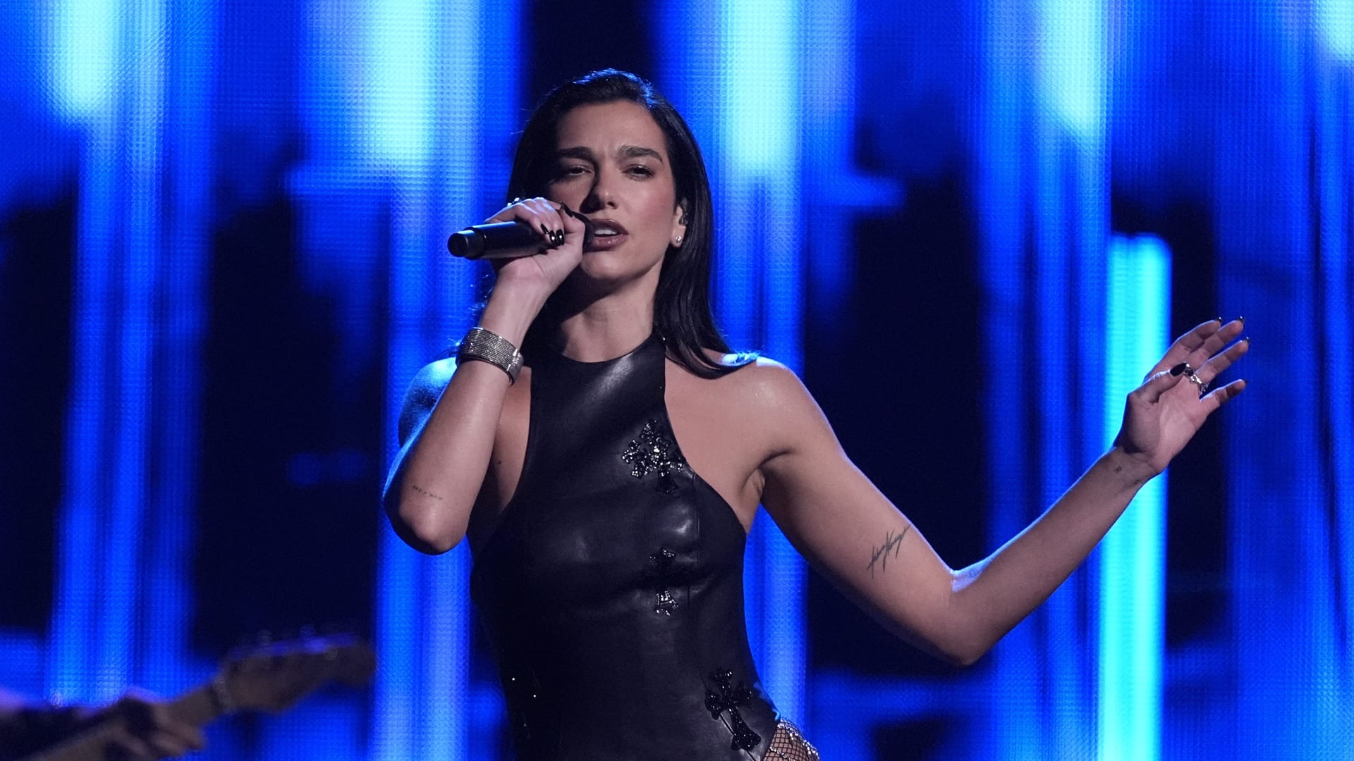 Dua Lipa krijgt Kosovaarse nationaliteit en viert het met haar vader op het podium