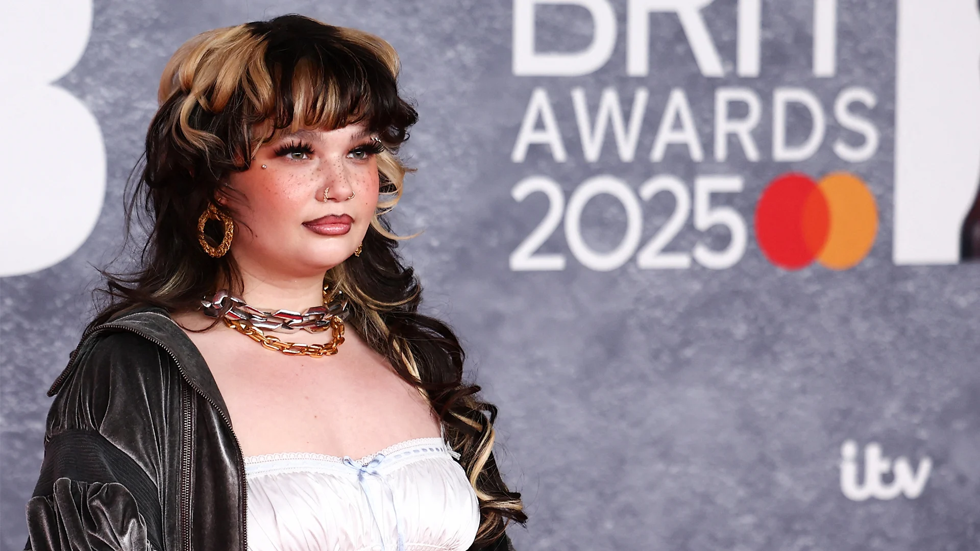 Lola Young keert in maart weer terug naar het podium