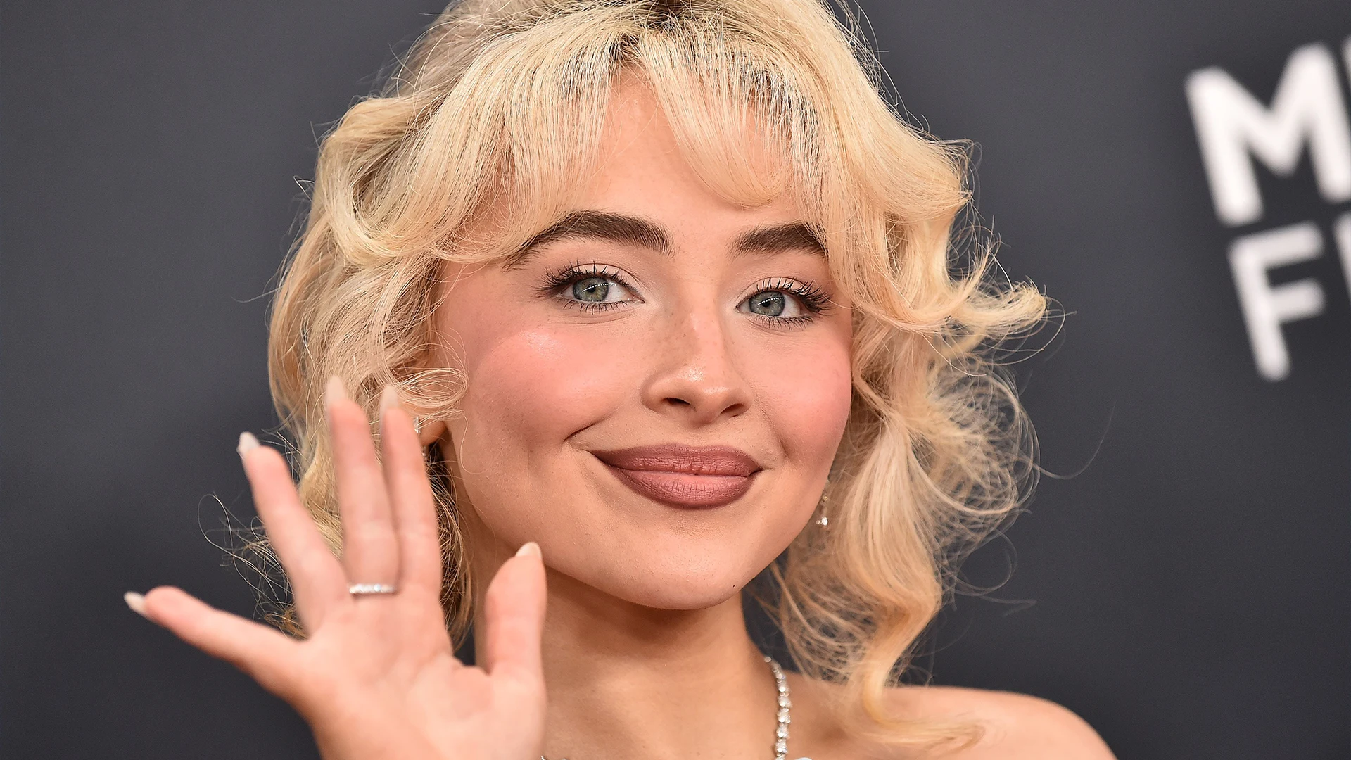 Sabrina Carpenter onthult: ze draagt een bruine pruik om niet herkend te worden