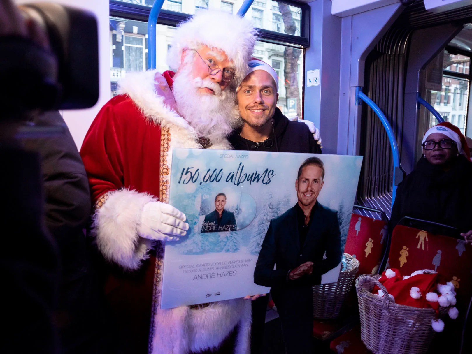 Surprise! André Hazes en kerstman verrassen reizigers Sky Radio kersttram