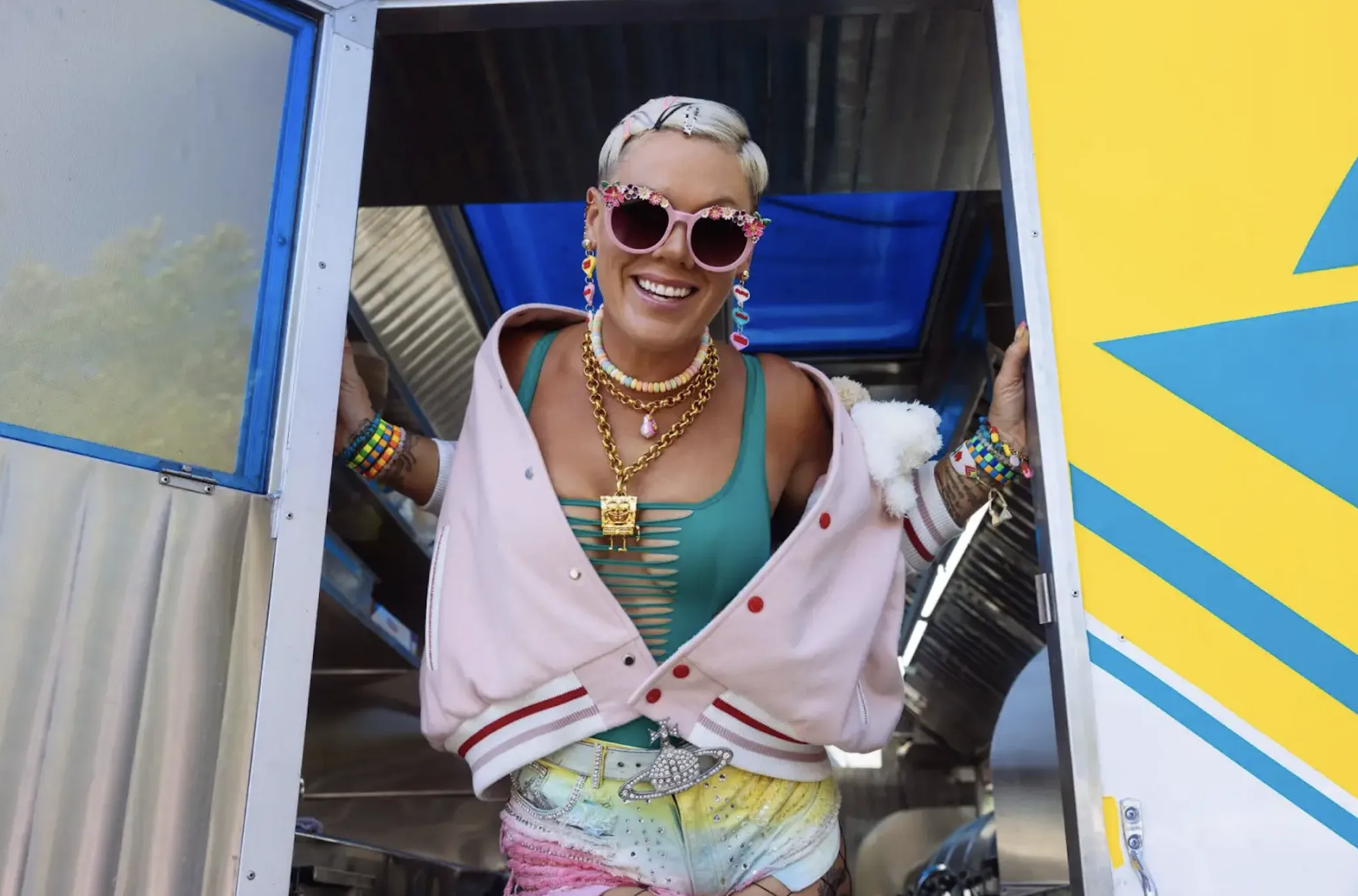 Dansend het weekend in met nieuwe muziek van P!NK! 🪩