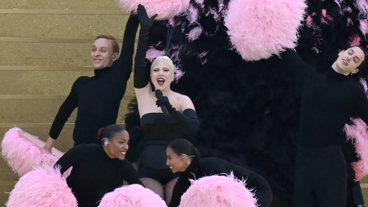 Lady Gaga geeft voorproefje van nieuwe muziek in Parijs