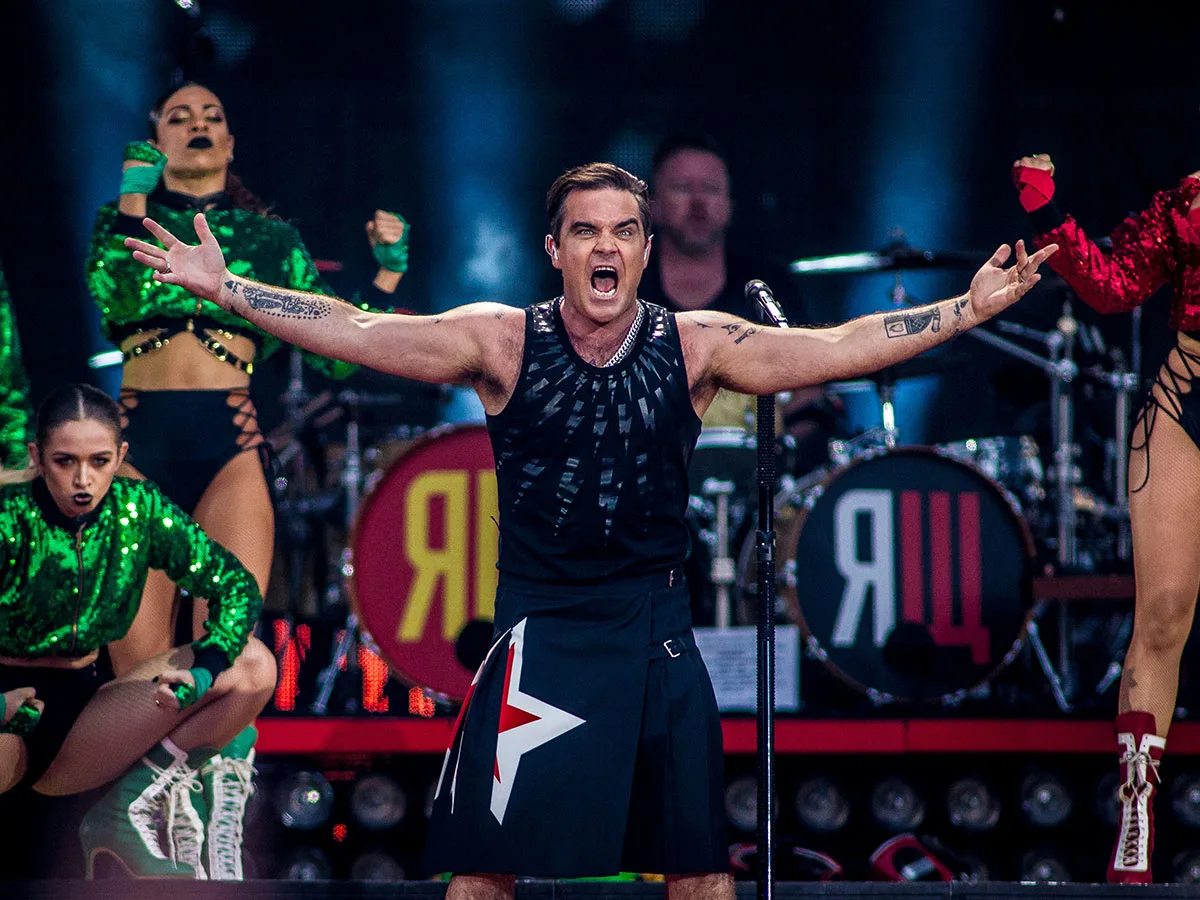 Robbie opent het WK! Deze artiesten gingen hem voor