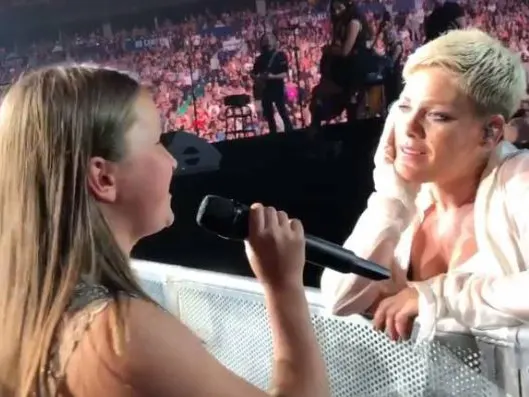 Must-see: P!nk laat droom van 12-jarige superfan in vervulling gaan