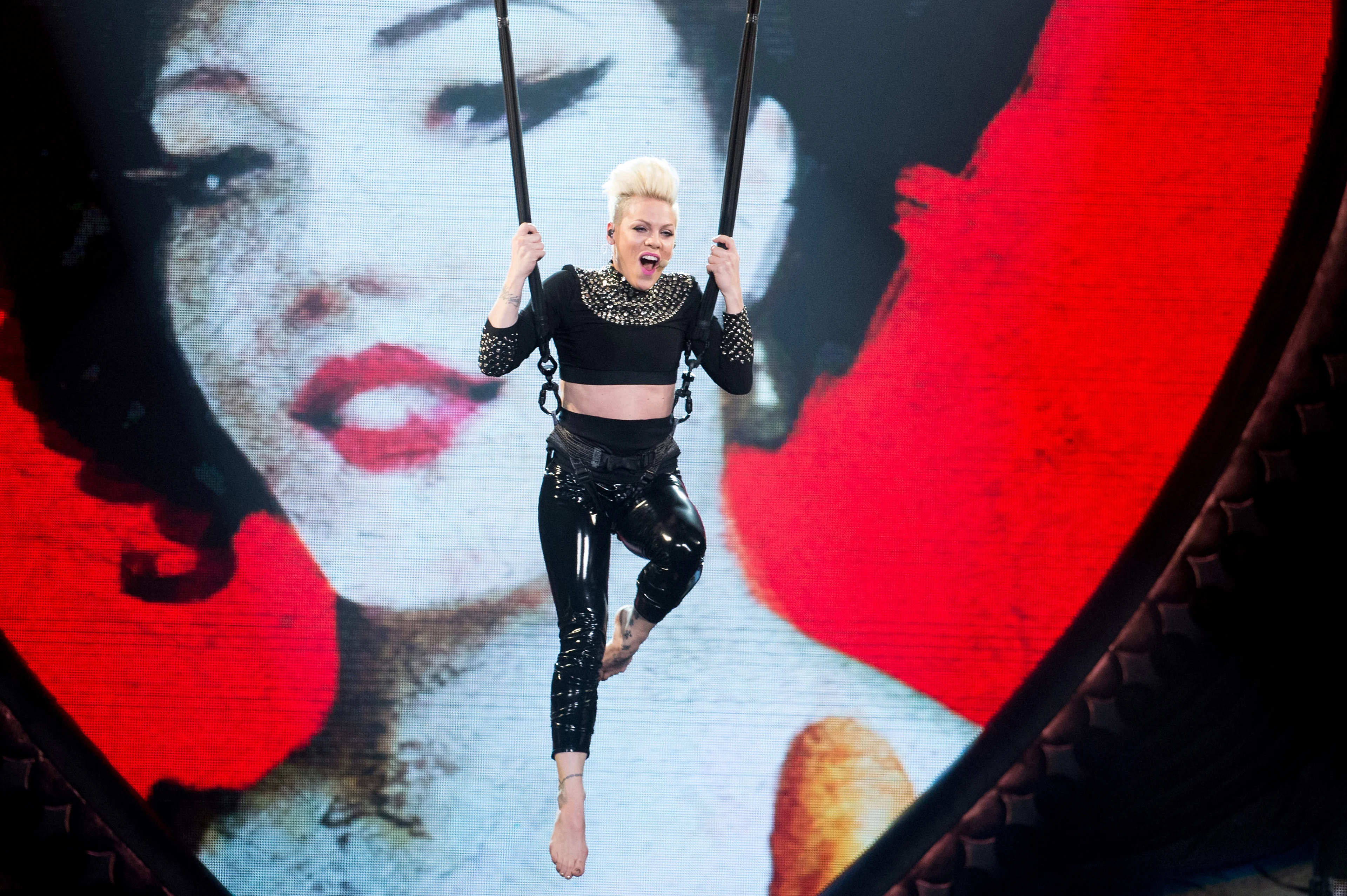 Terugblik: P!nk rockt 'Just Like Fire' op het podium