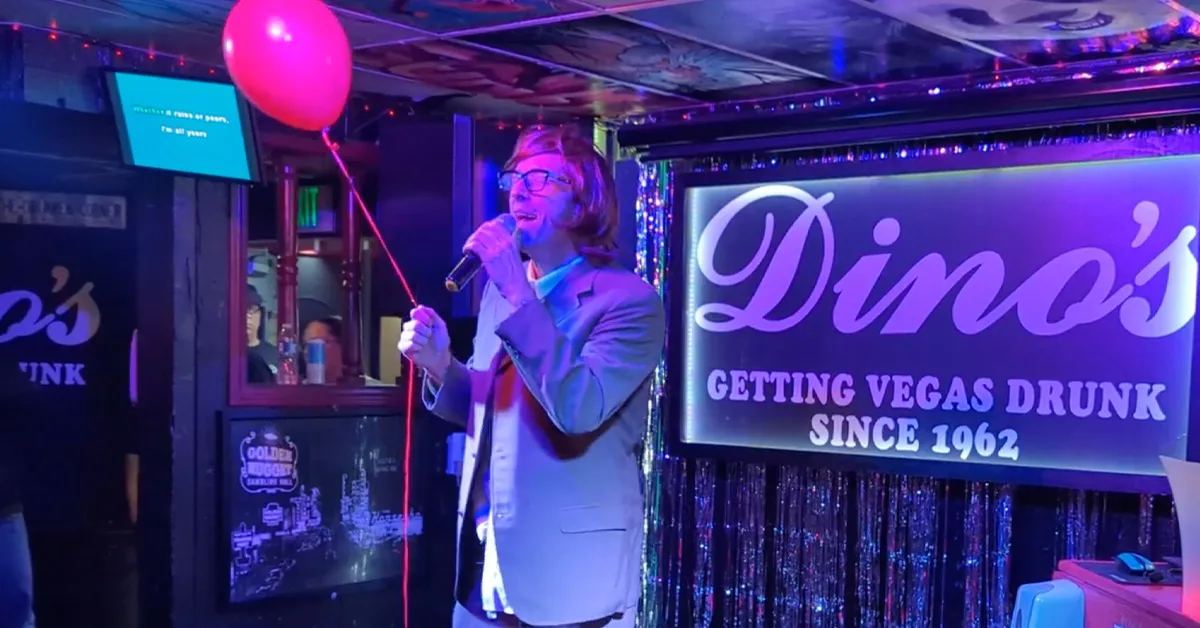 Video: Coldplay-zanger Chris Martin gaat undercover en verrast fans in een karaokebar!