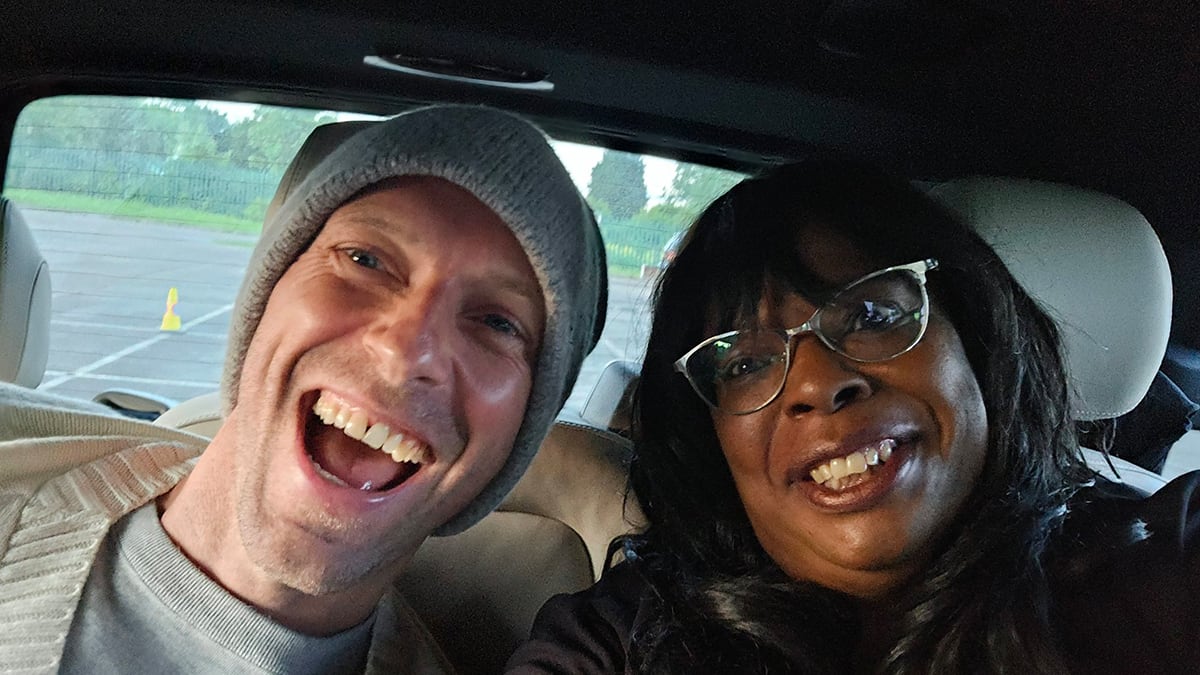 Chris Martin biedt Coldplay-fan lift aan naar concert!