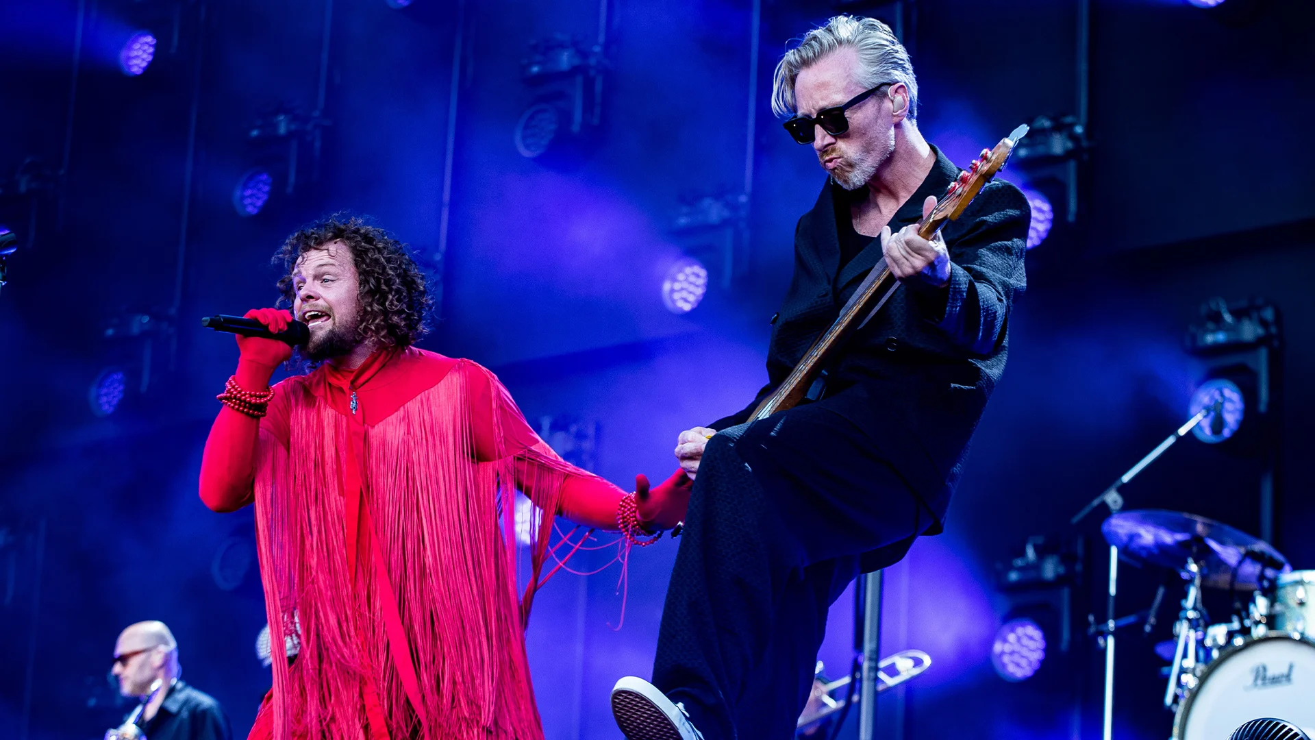 Beleef de jubileumshow van DI-RECT in de Kuip vanaf je eigen bank