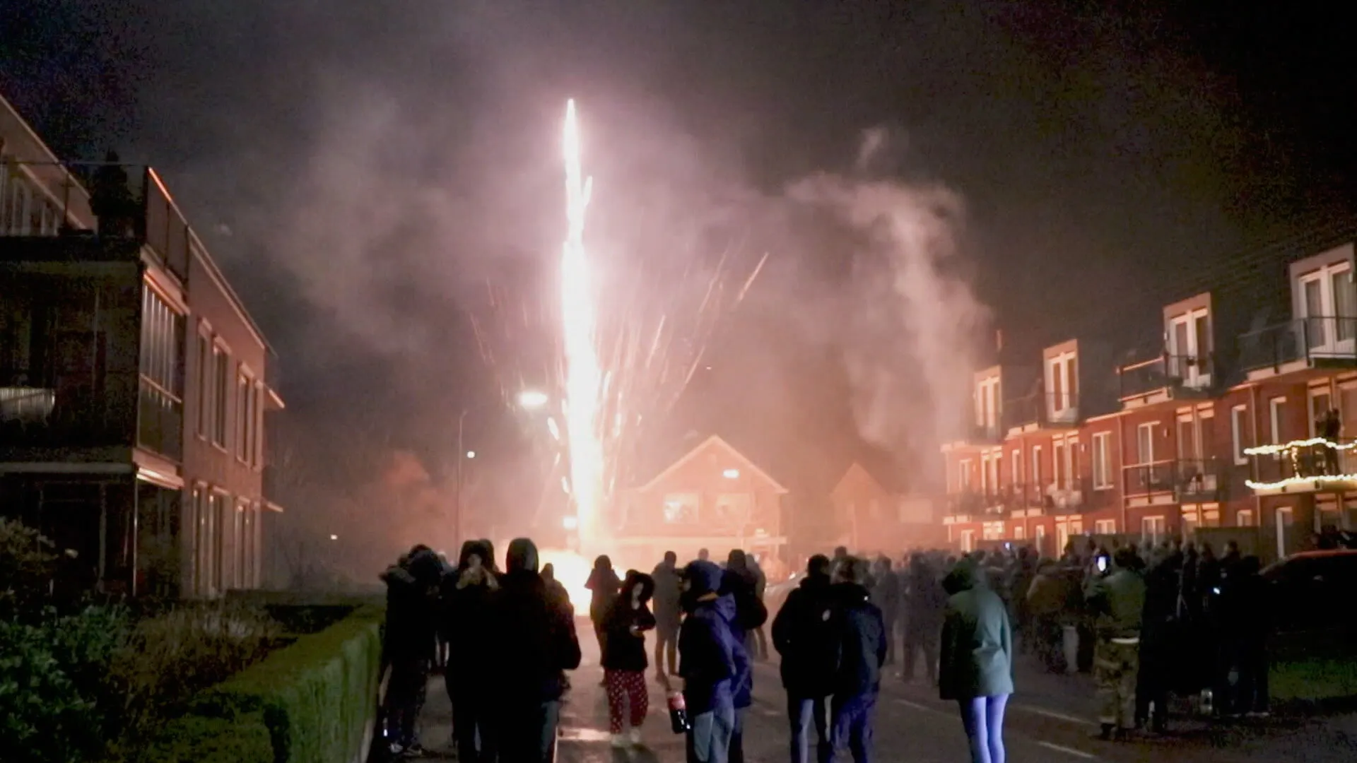 Honderden mensen op de been in Veen: auto en paardentrailer gaan in vlammen op
