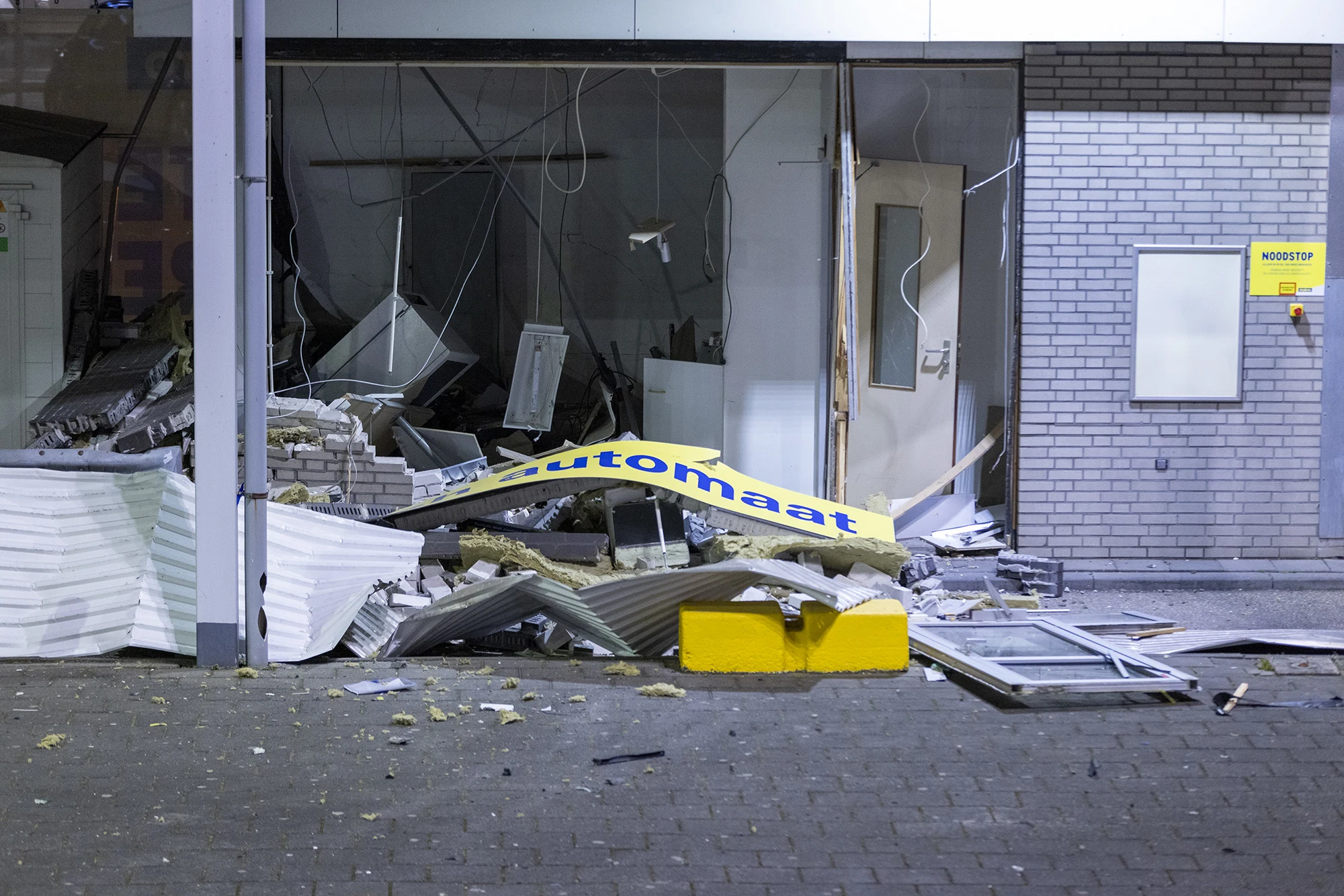 Ravage bij plofkraak bij tankstation in Duivendrecht, EOD doet onderzoek