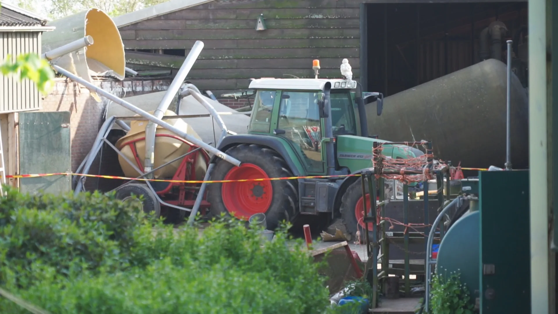 Silo belandt op persoon in Ursem, slachtoffer met spoed naar ziekenhuis