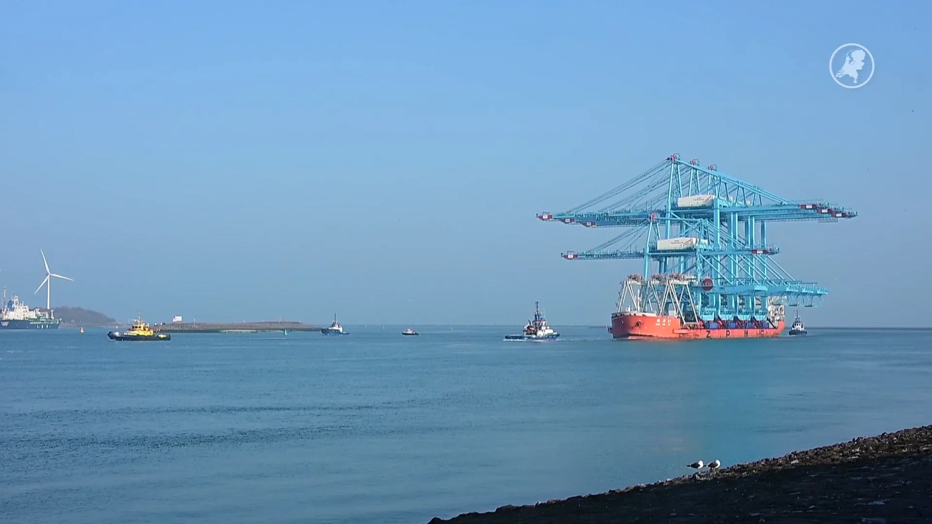 Schip met enorme kranen vaart binnen op Maasvlakte