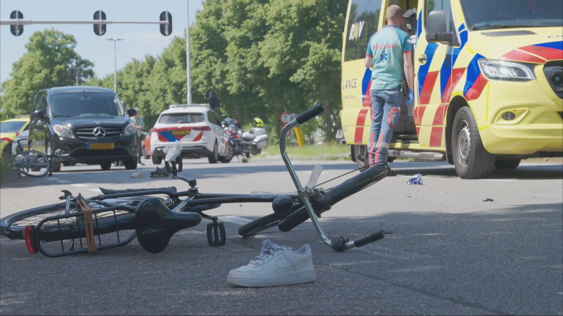 Auto rijdt door rood in Tilburg: jongen (18) en meisje (15) zwaargewond