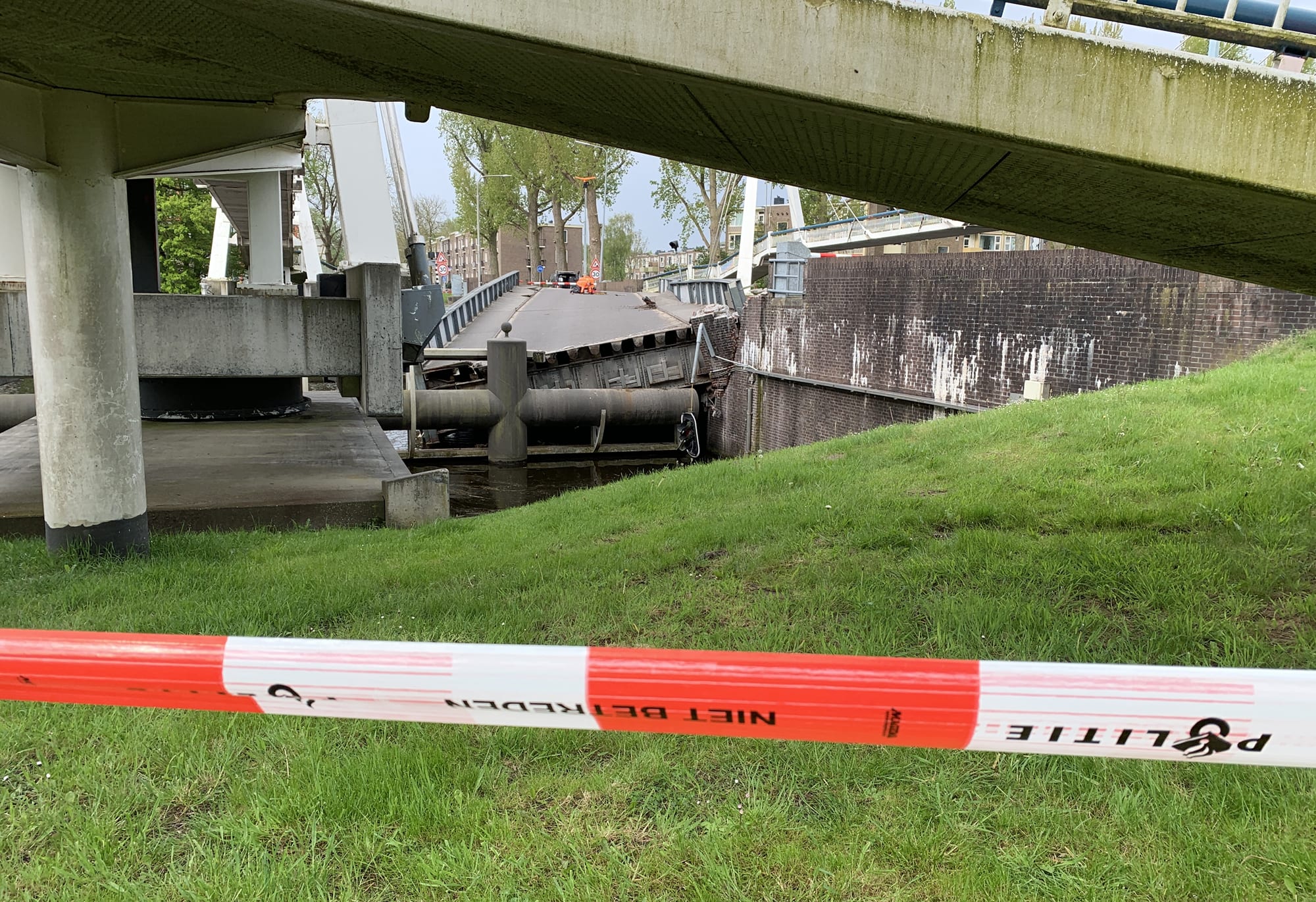 Gerrit Krolbrug in Groningen geramd door schip: 'We hebben de brug niet gezien'