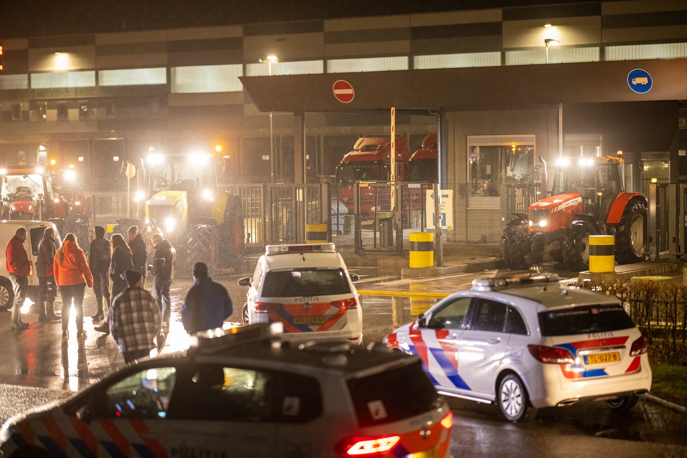 Boze boeren gaan verder met acties bij supermarkten, burgemeester Zwolle wil dat blokkade stopt