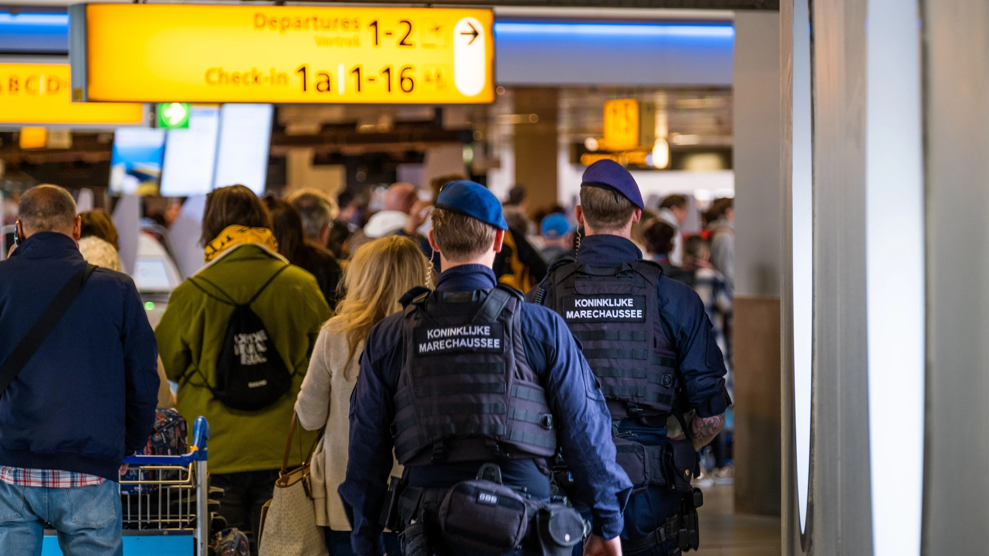 Britse toerist (34) die vermist raakte na afscheid op Schiphol weer terecht