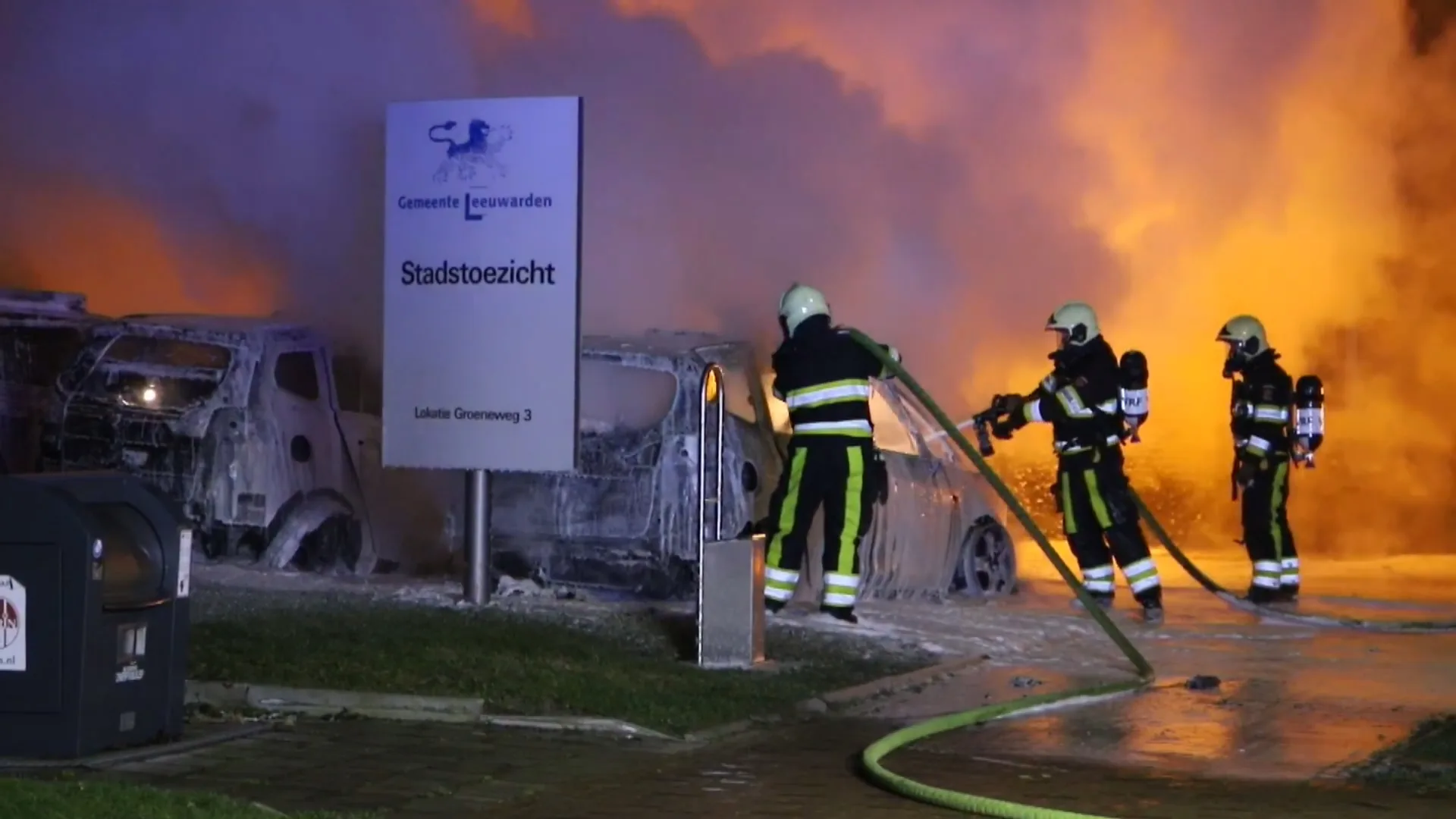 Auto's van Stadstoezicht Leeuwarden in vlammen opgegaan