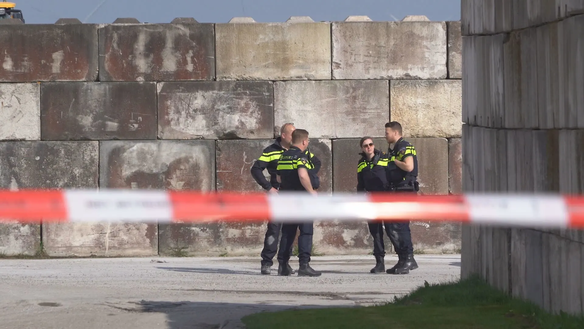 Persoon raakt tijdens werk bekneld tussen machines en overlijdt