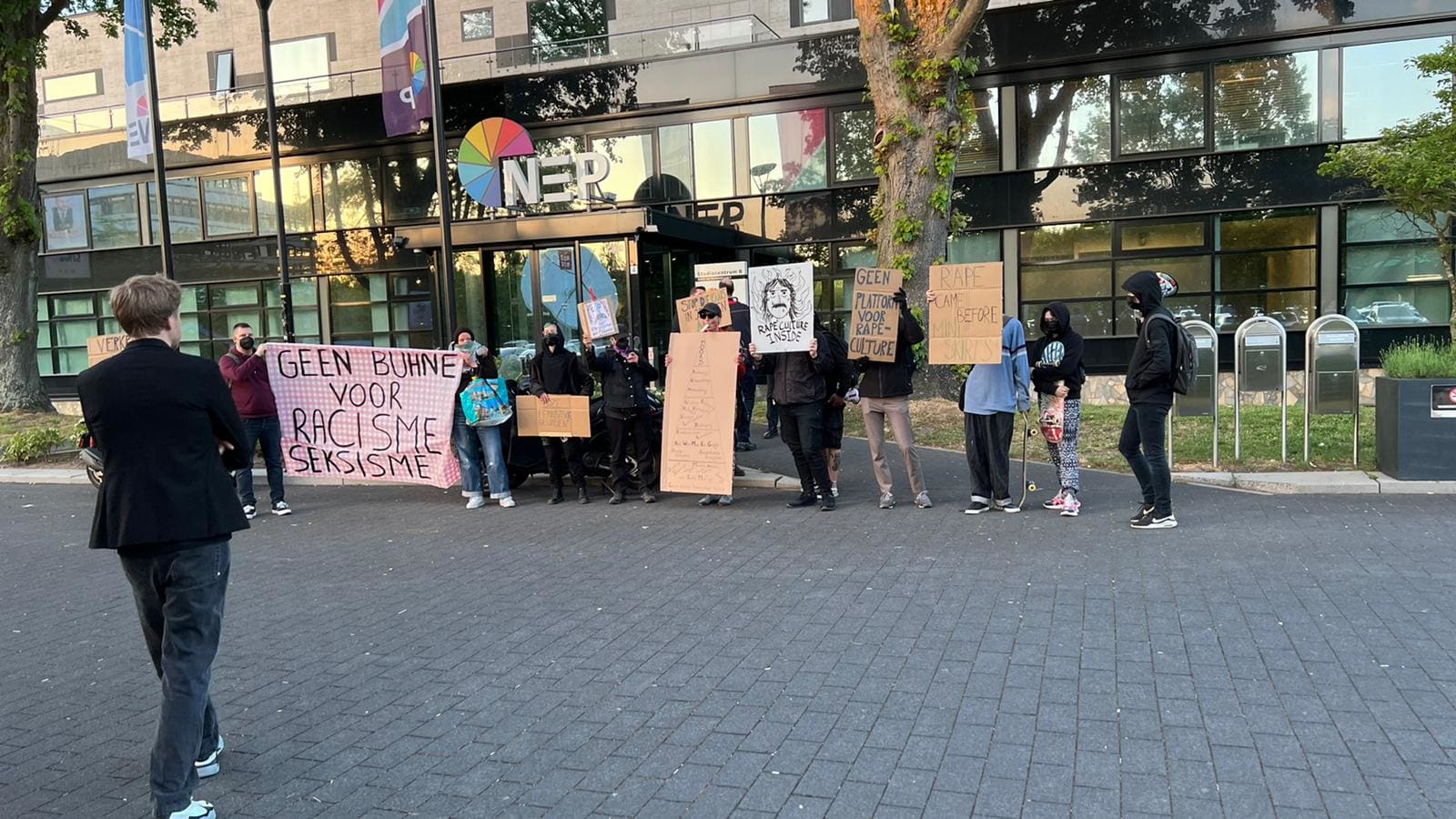 Protest voor studio Vandaag Inside: 'Stop die kaars in je eigen aars'