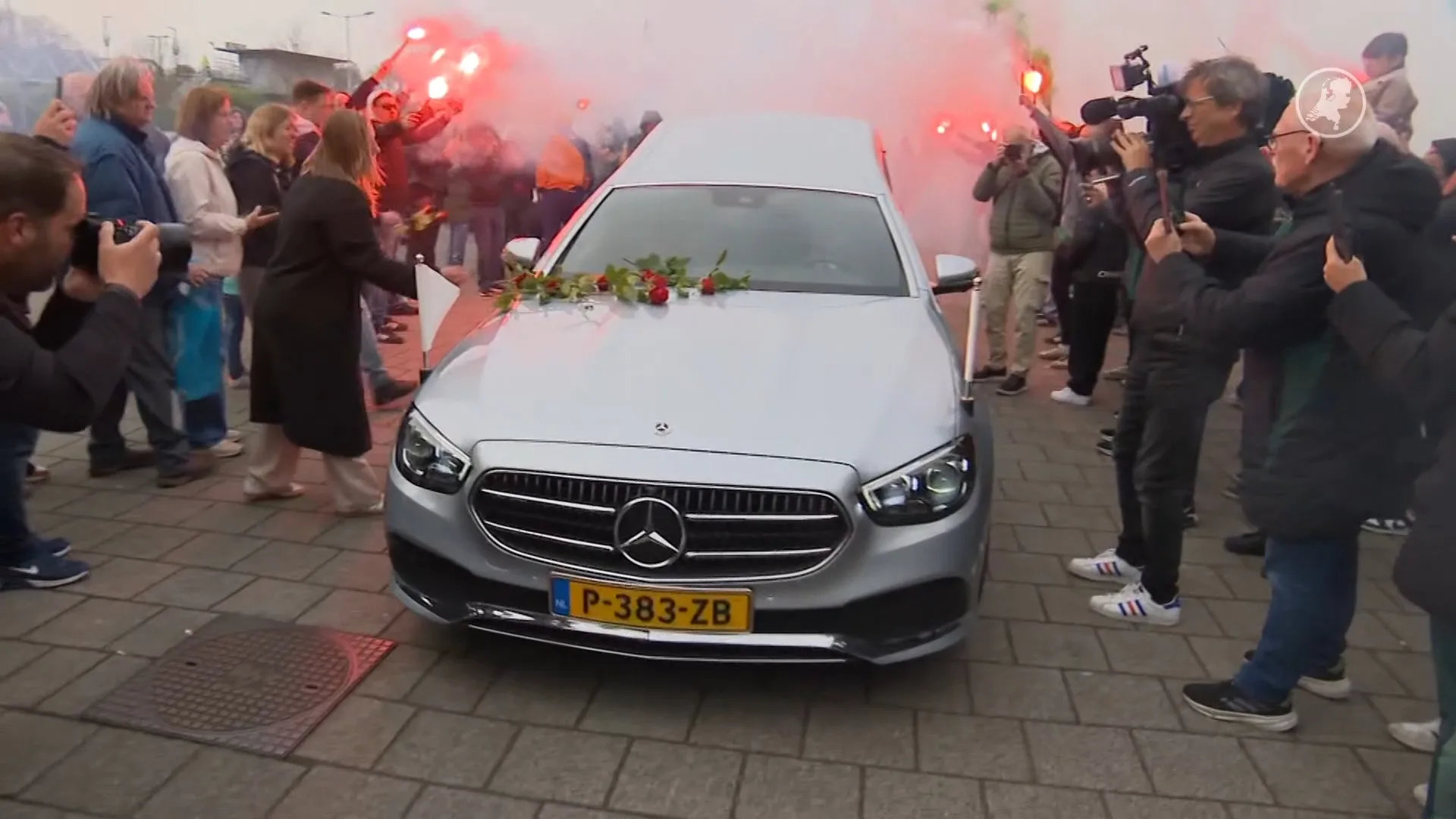 Supporters nemen afscheid van Leo Beenhakker