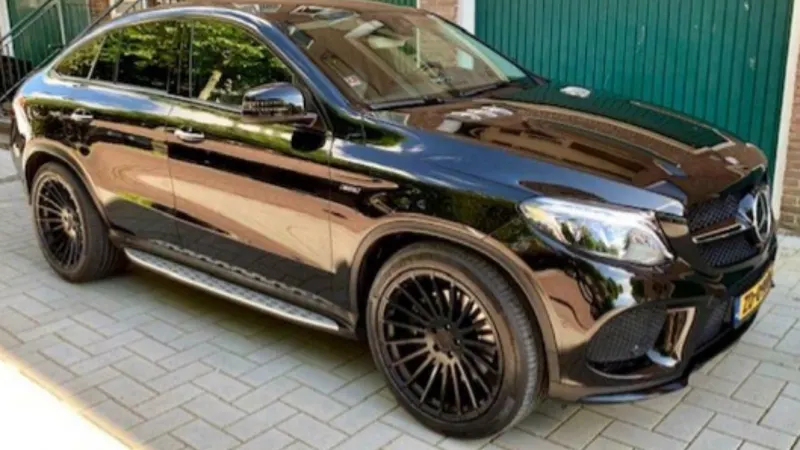 Mercedes die werd gejat na steekpartij teruggevonden, daders nog steeds spoorloos