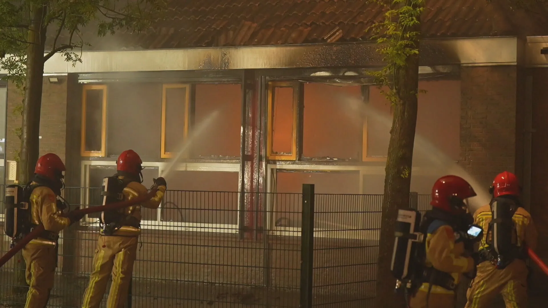 Grote uitslaande brand in basisschool Eindhoven: klaslokalen in vlammen op