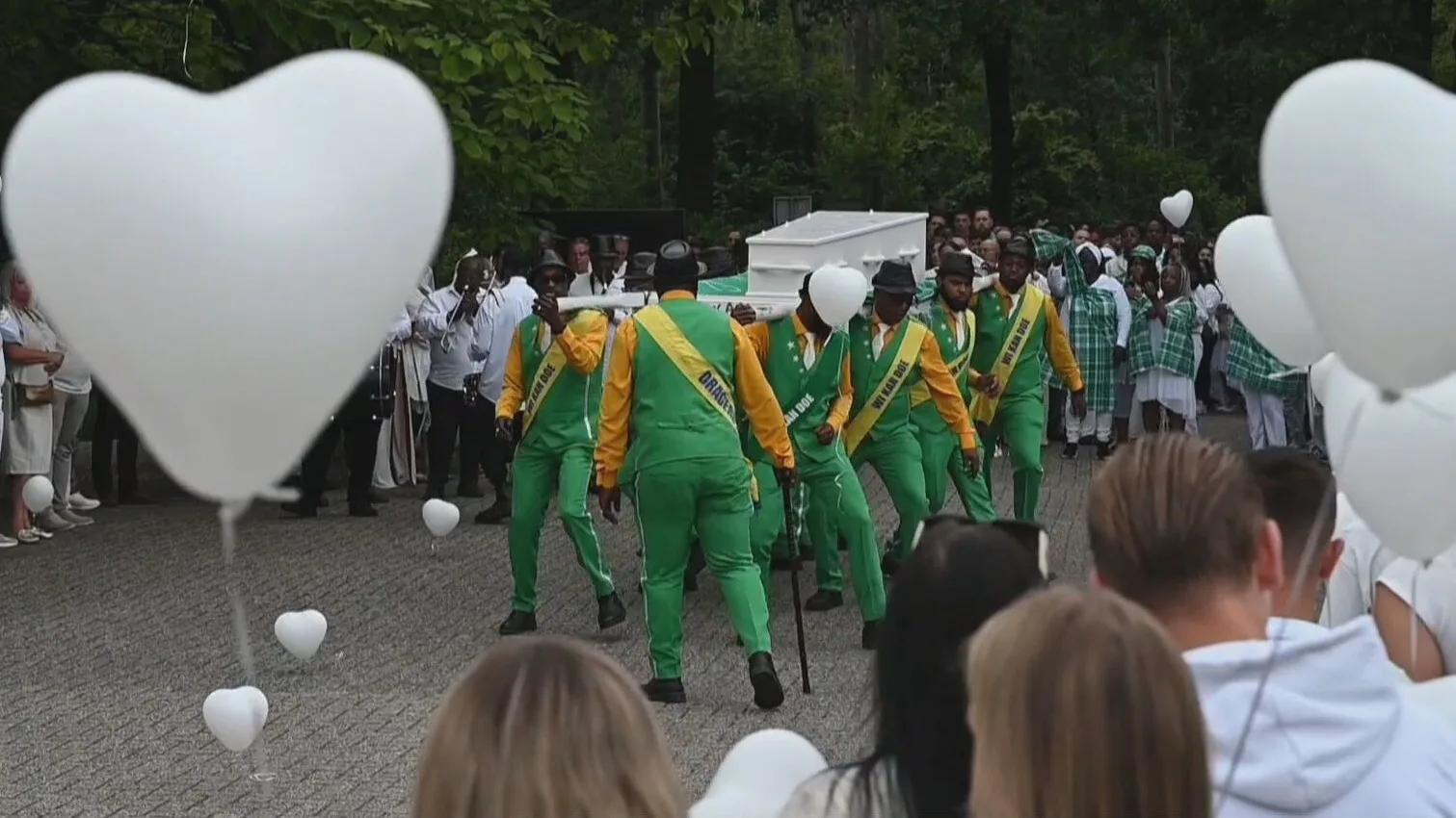 Prachtig afscheid overleden GTST-acteur Delivio Misiedjan (12)