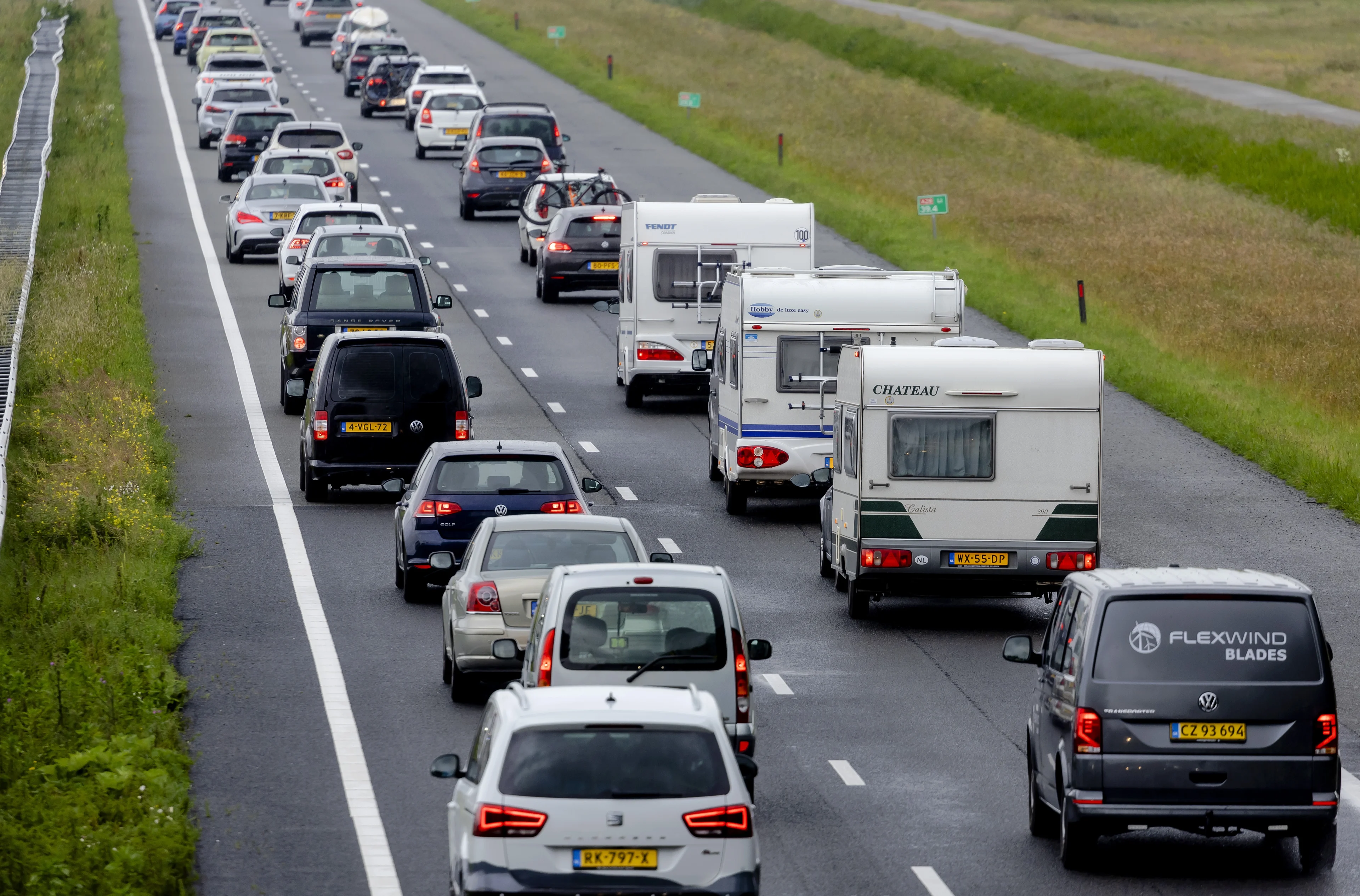 Drukte op de weg door terugkerende Duitse vakantiegangers