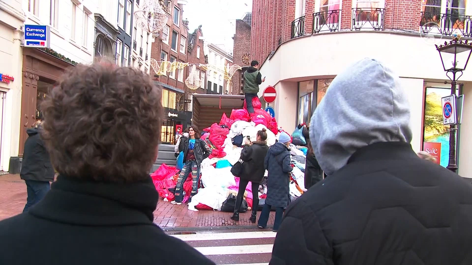 Zo veel kleding gooien we elke dag weg: 'Niet normaal'