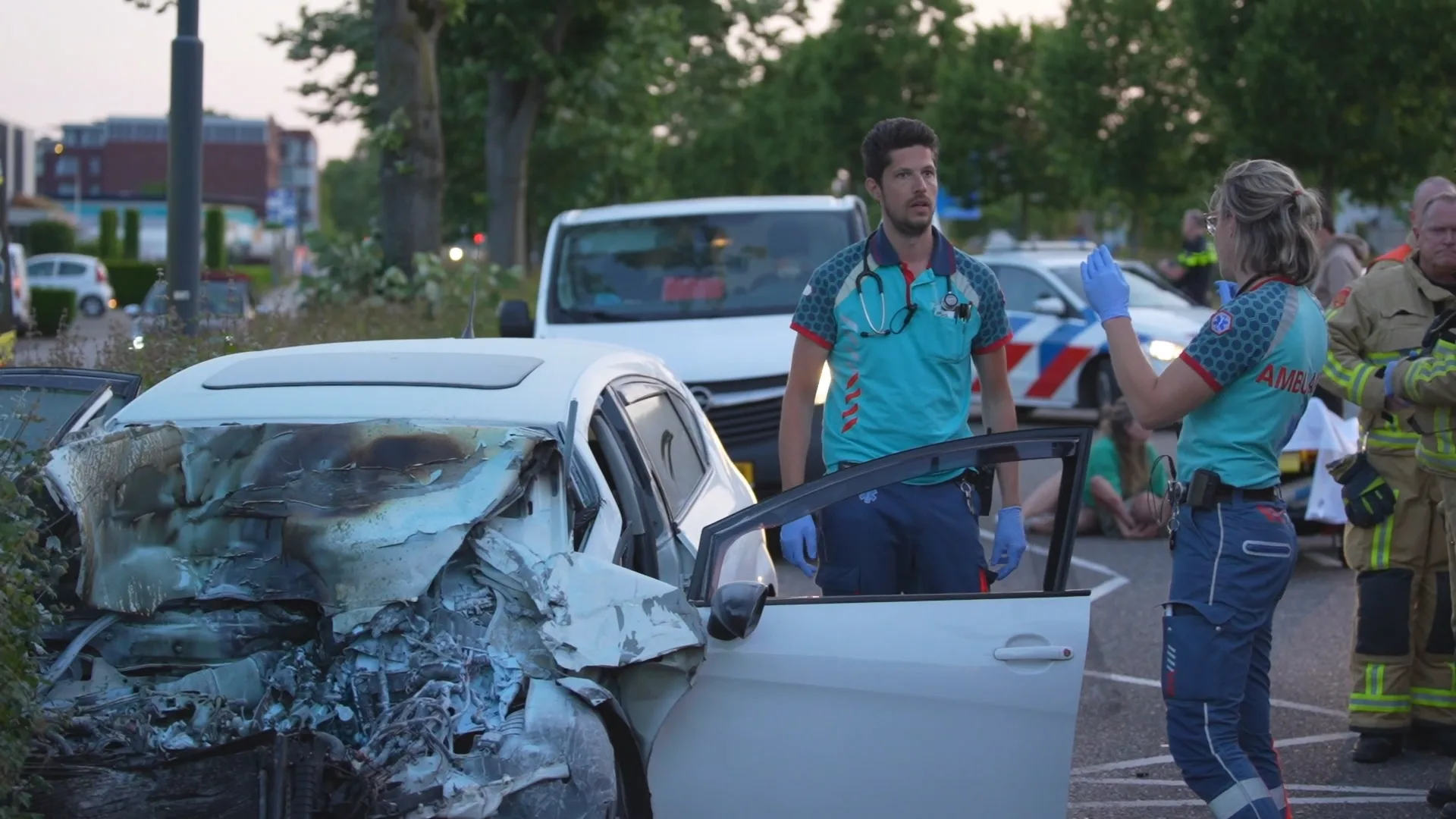 Chaos en ravage in Helmond bij vermoedelijke straatrace: zes gewonden