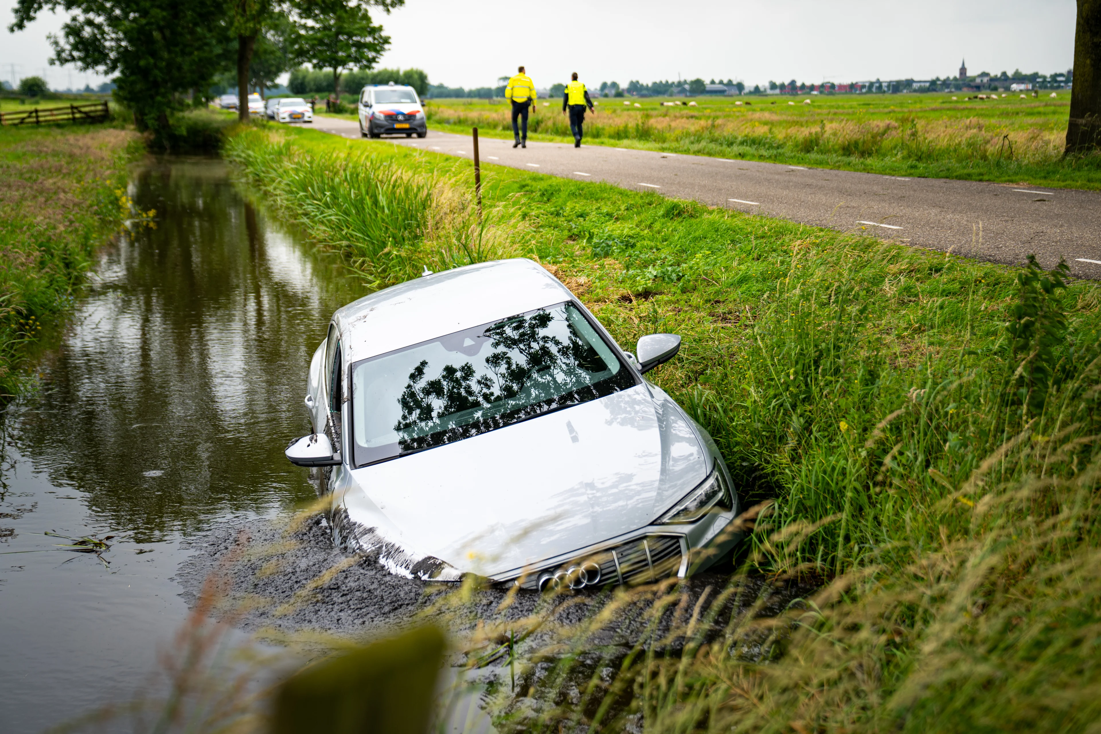 Auto raakt van weg en belandt in water, bestuurder overleden