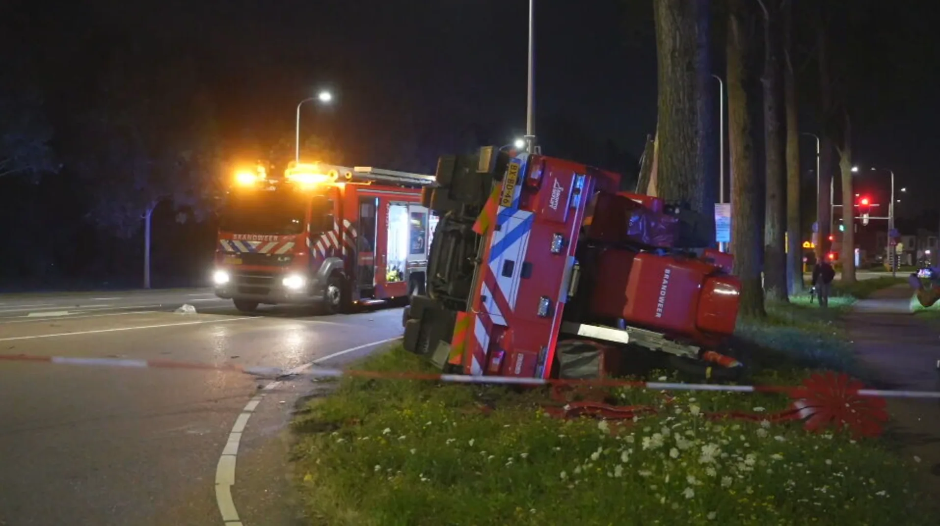 Twee brandweerlieden naar het ziekenhuis na kantelen hoogwerker