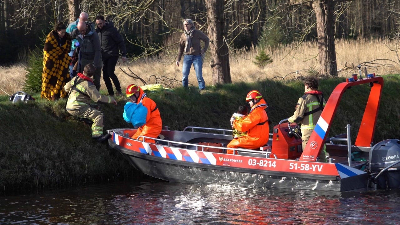 Twee volwassenen en twee kinderen naar ziekenhuis na auto te water bij Veenhuizen