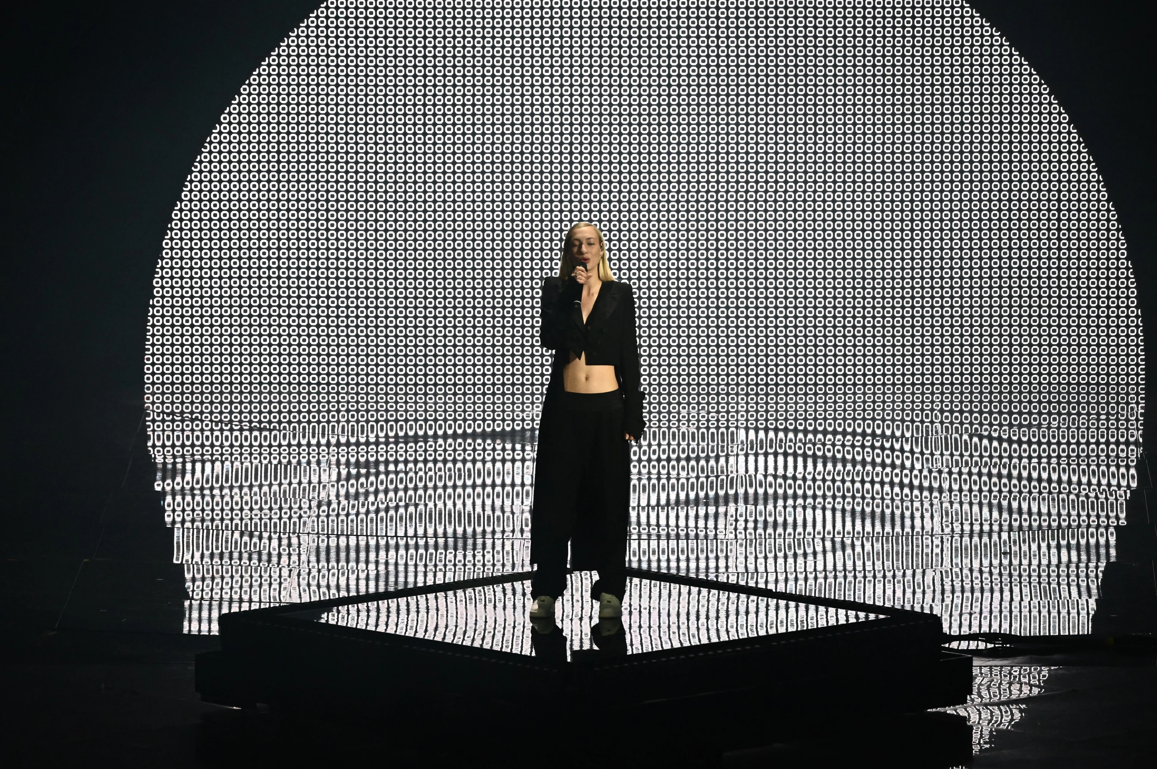 S10 geeft vlekkeloos optreden en toont glimlach tijdens songfestivalfinale