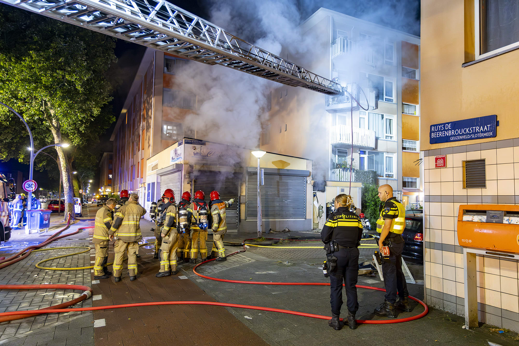 Woningen ontruimd na felle brand in viswinkel in Amsterdam