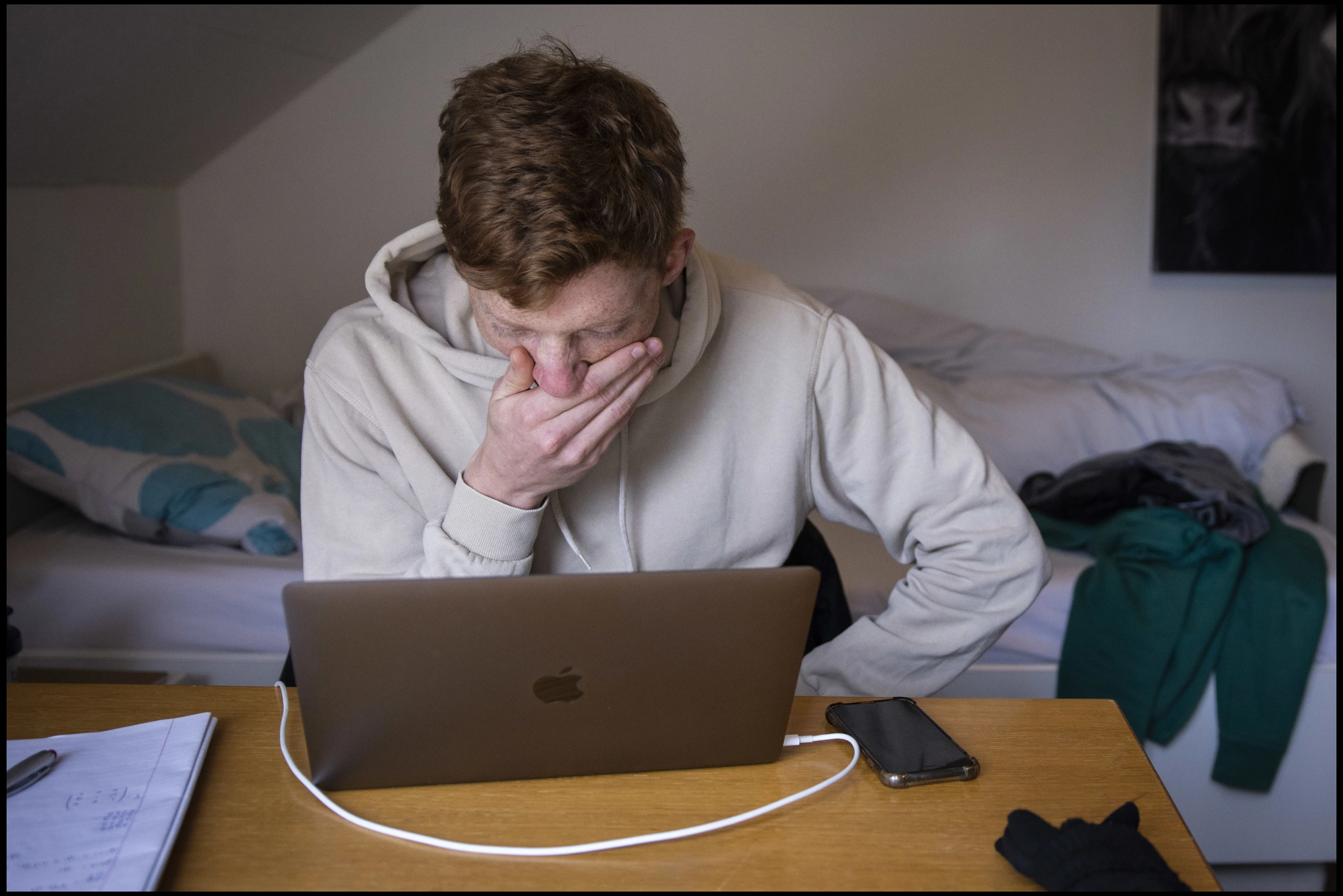 Studenten vrezen permanent thuisonderwijs en zetten uit protest 'kamer' op Grote Markt in Groningen