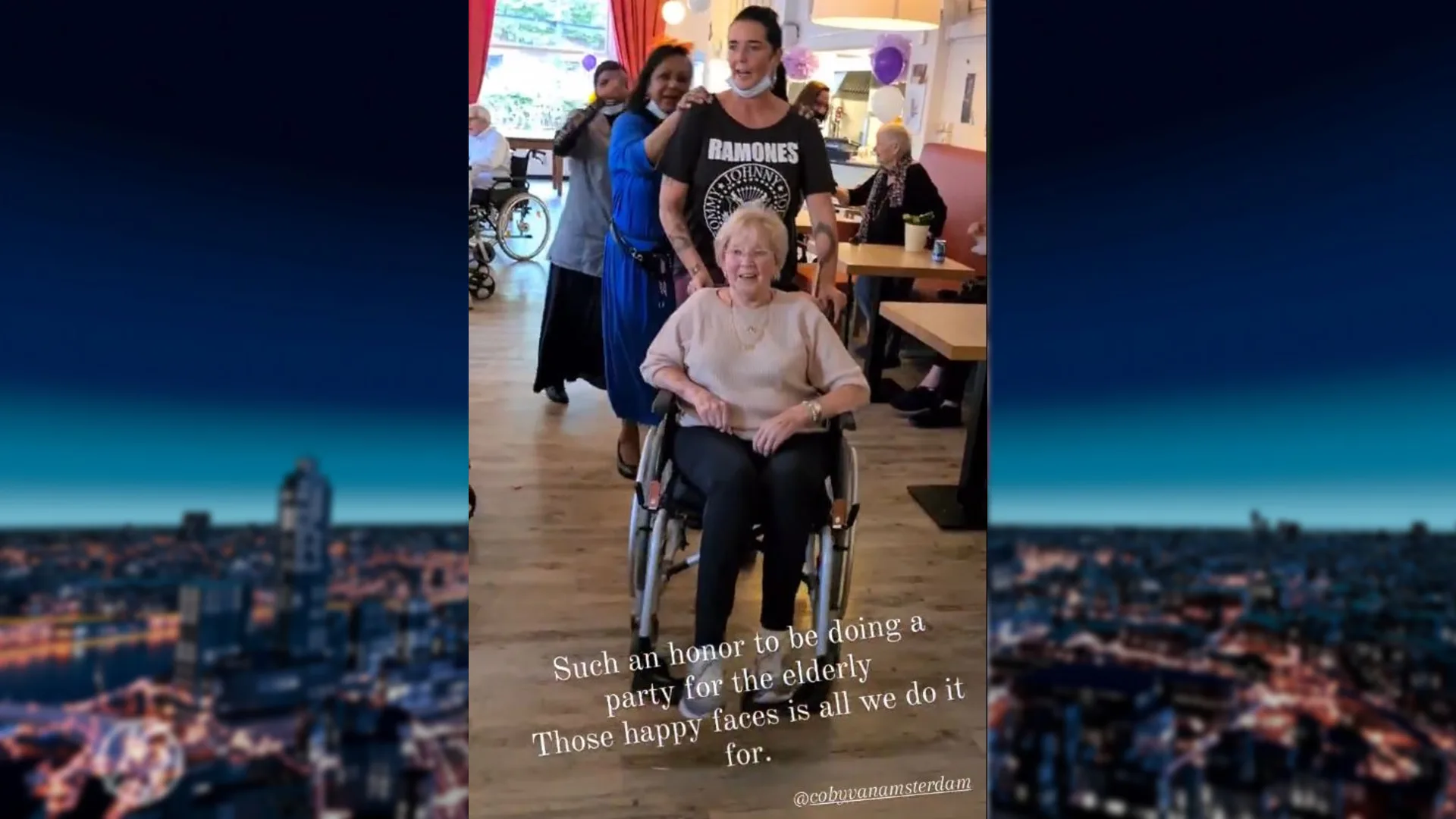 VIDEO: Personeel in verzorgingstehuis loopt polonaise met ouderen, draagt geen mondkapje