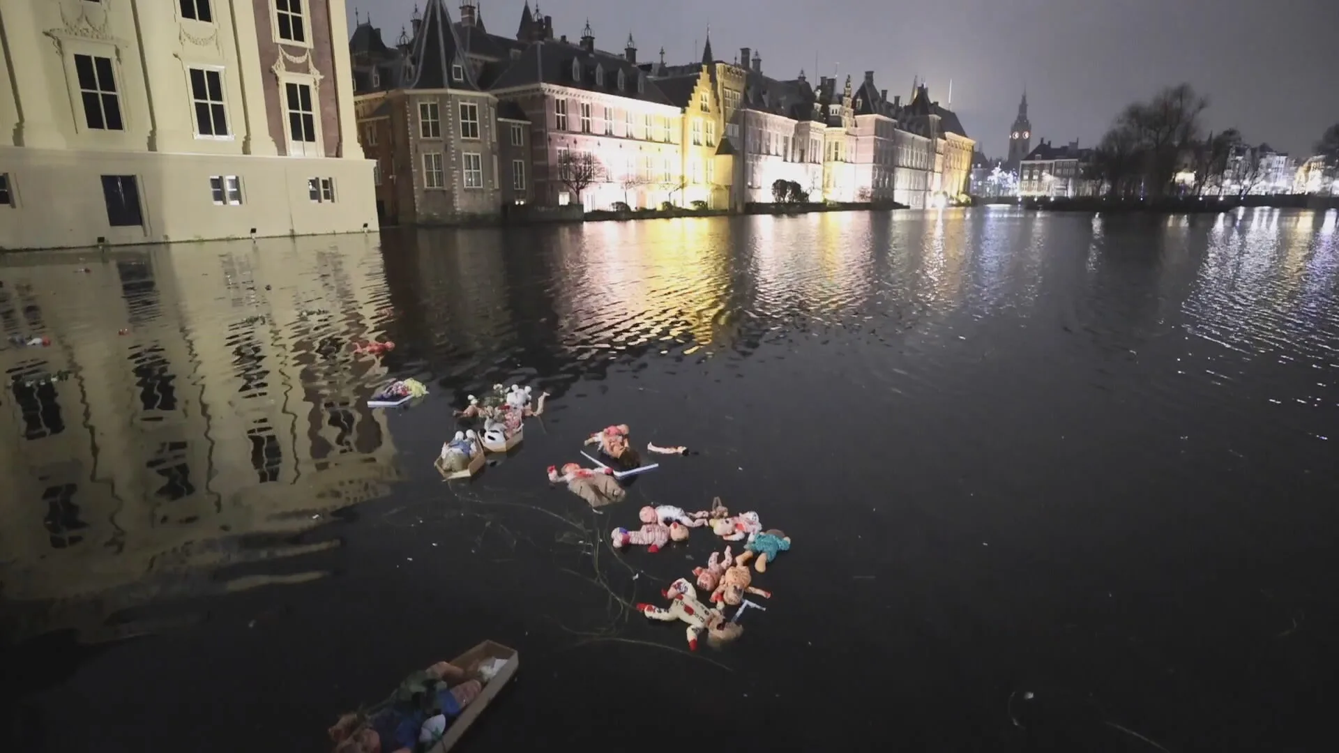 Bizarre actie van antivaxxers: 'bebloede' babypoppen in de Hofvijver gegooid