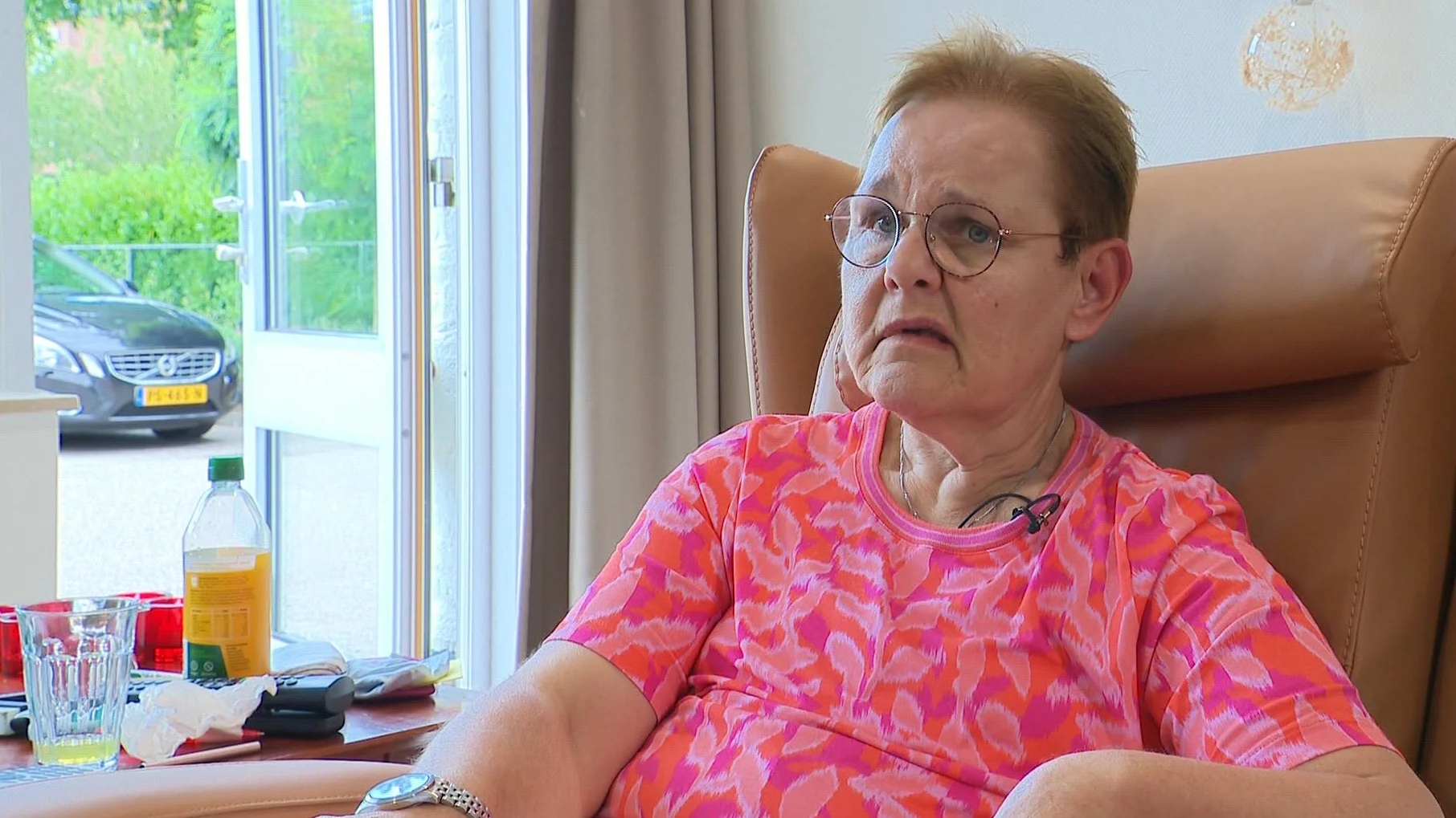 Schrijnend: taxi dropt gehandicapte Anita 150 kilometer in de verkeerde richting en rijdt weg