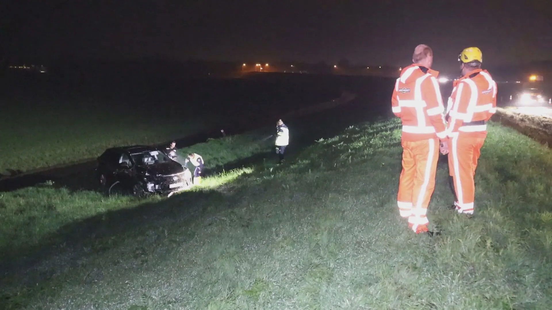 Autodief klimt na wilde politieachtervolging over geluidswal en ontsnapt