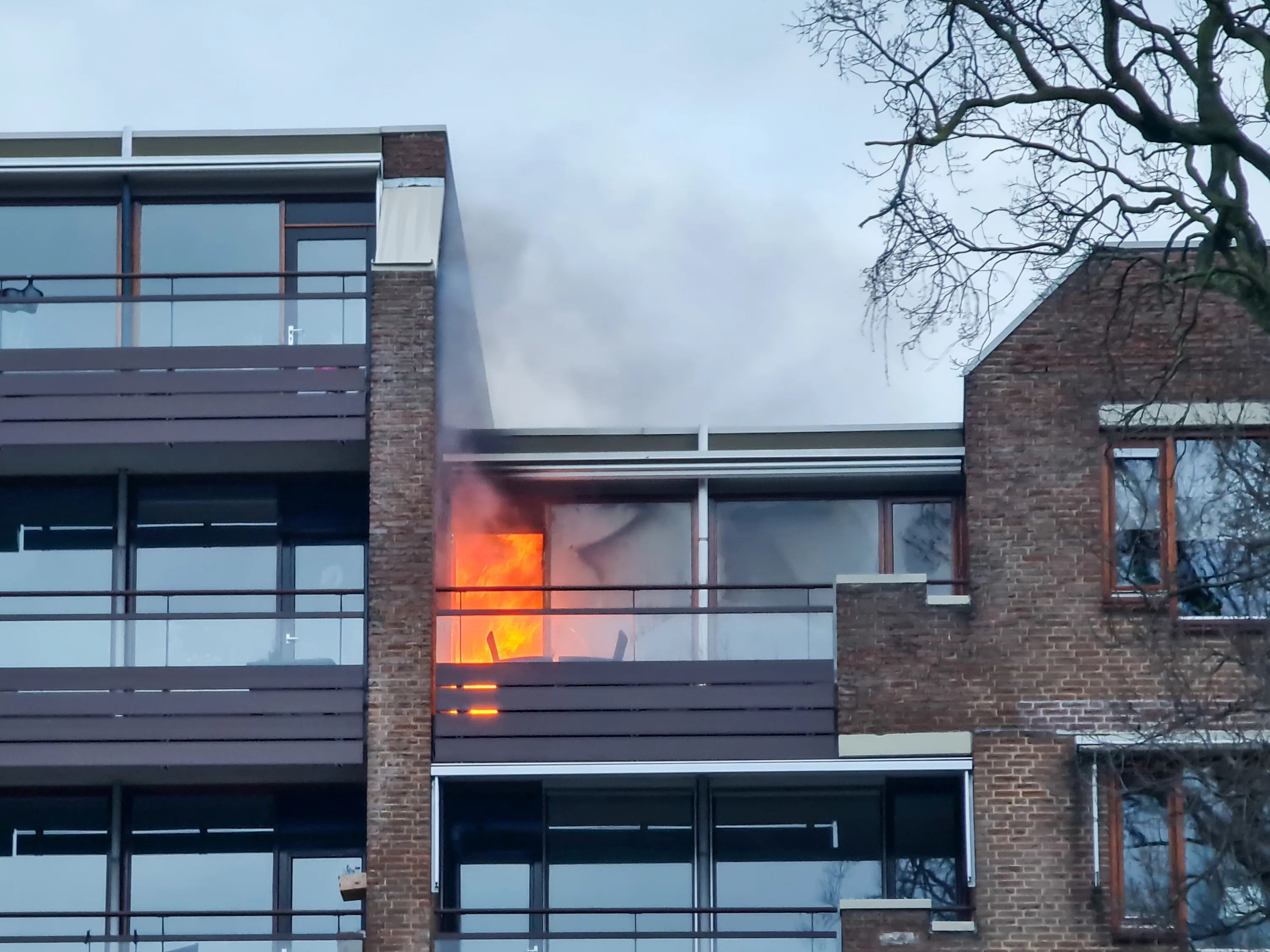 Gewonde bij uitslaande brand in appartement Enschede
