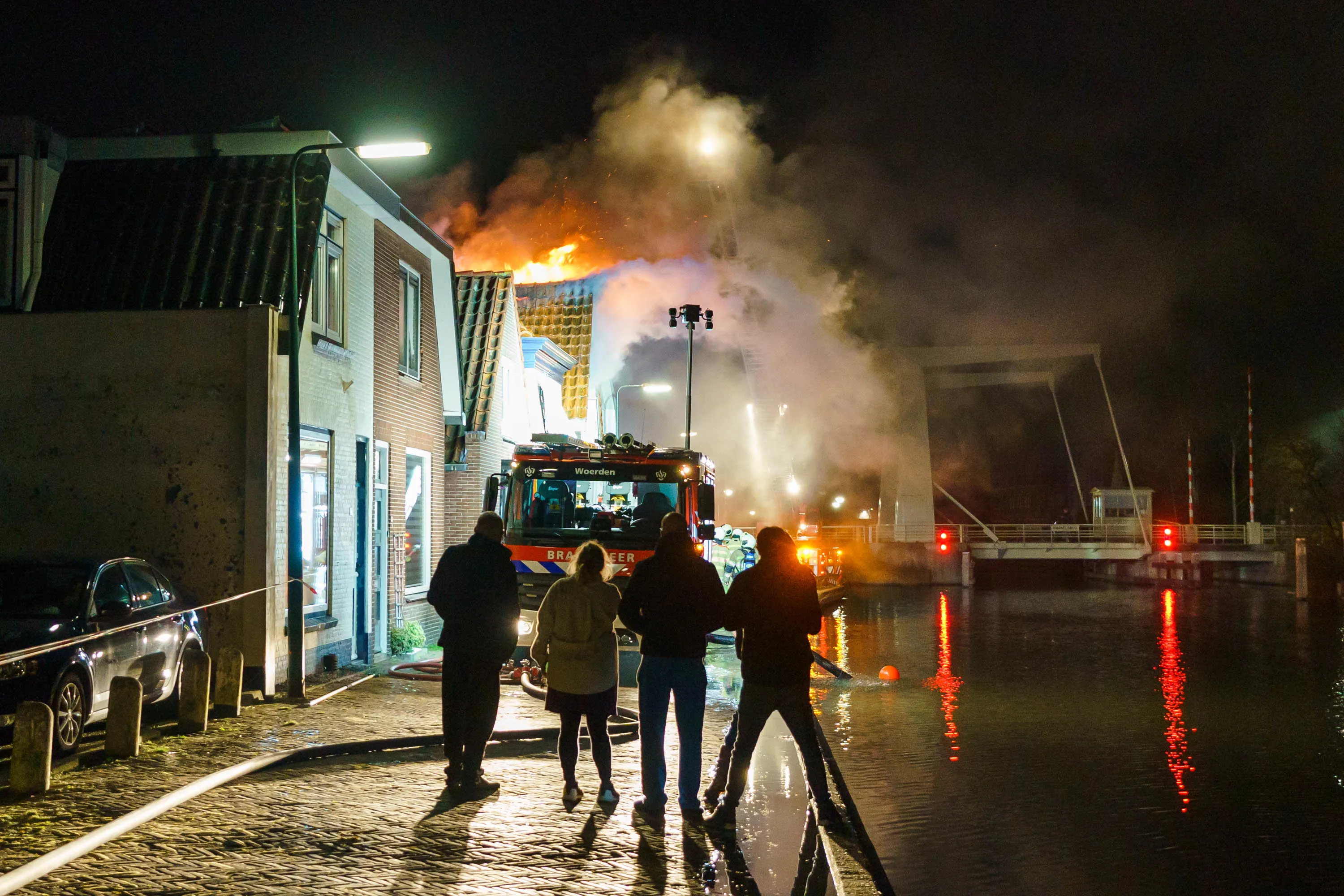Vier personen nagekeken na uitslaande woningbrand Woerden