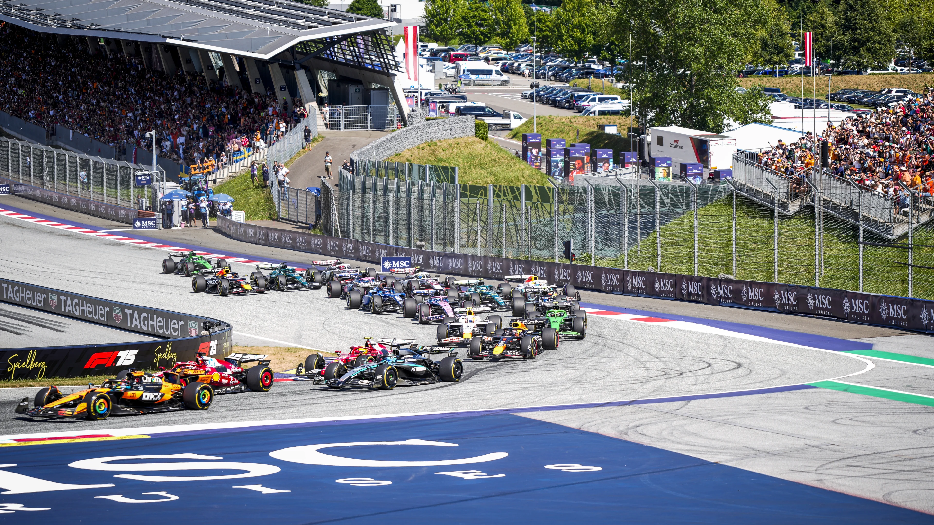 Verstappen valt al in eerste ronde GP Oostenrijk uit na aanrijding