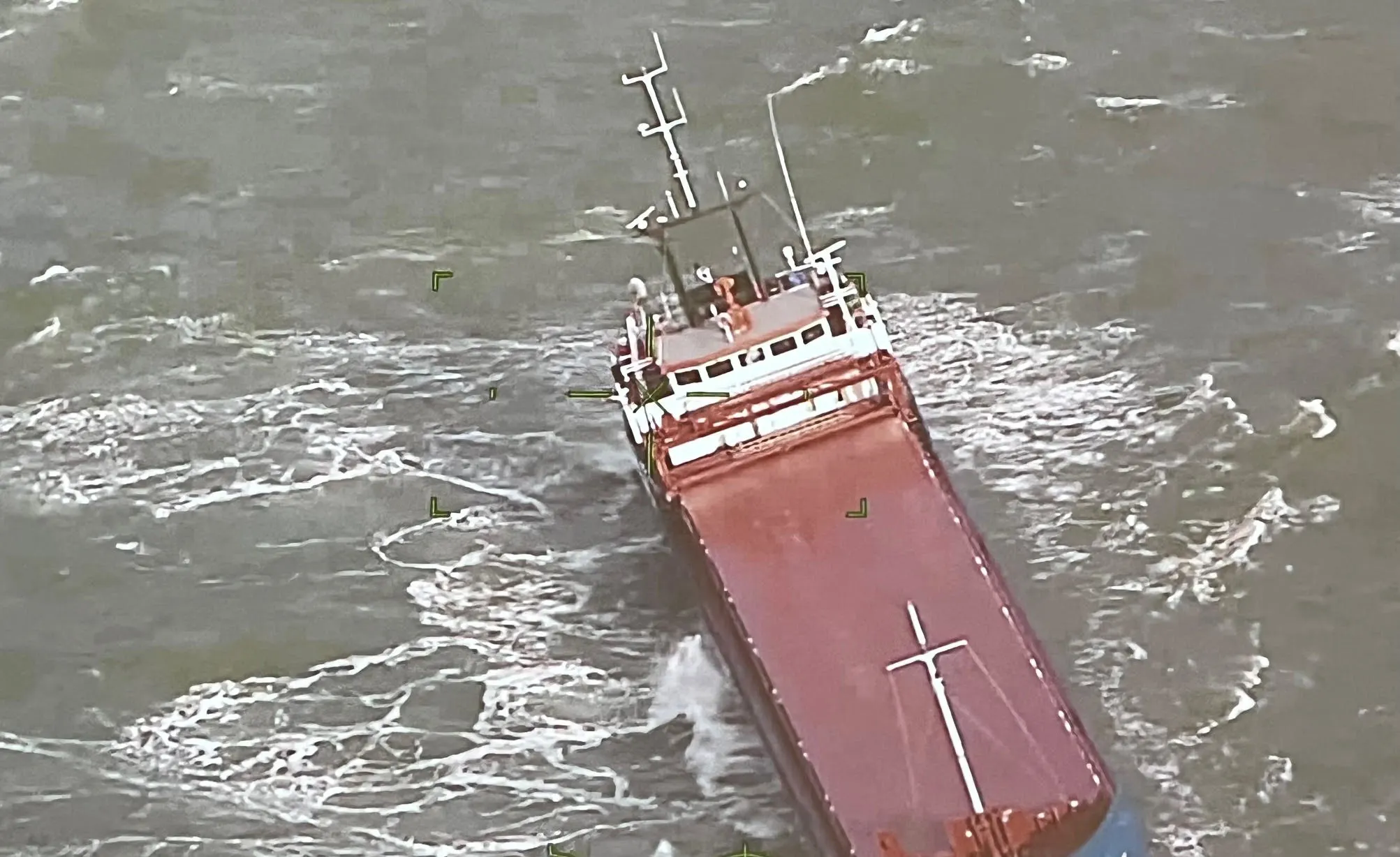 Stuurloos vrachtschip vlak voor kust op Noordzee, gewonde bij reddingspoging 